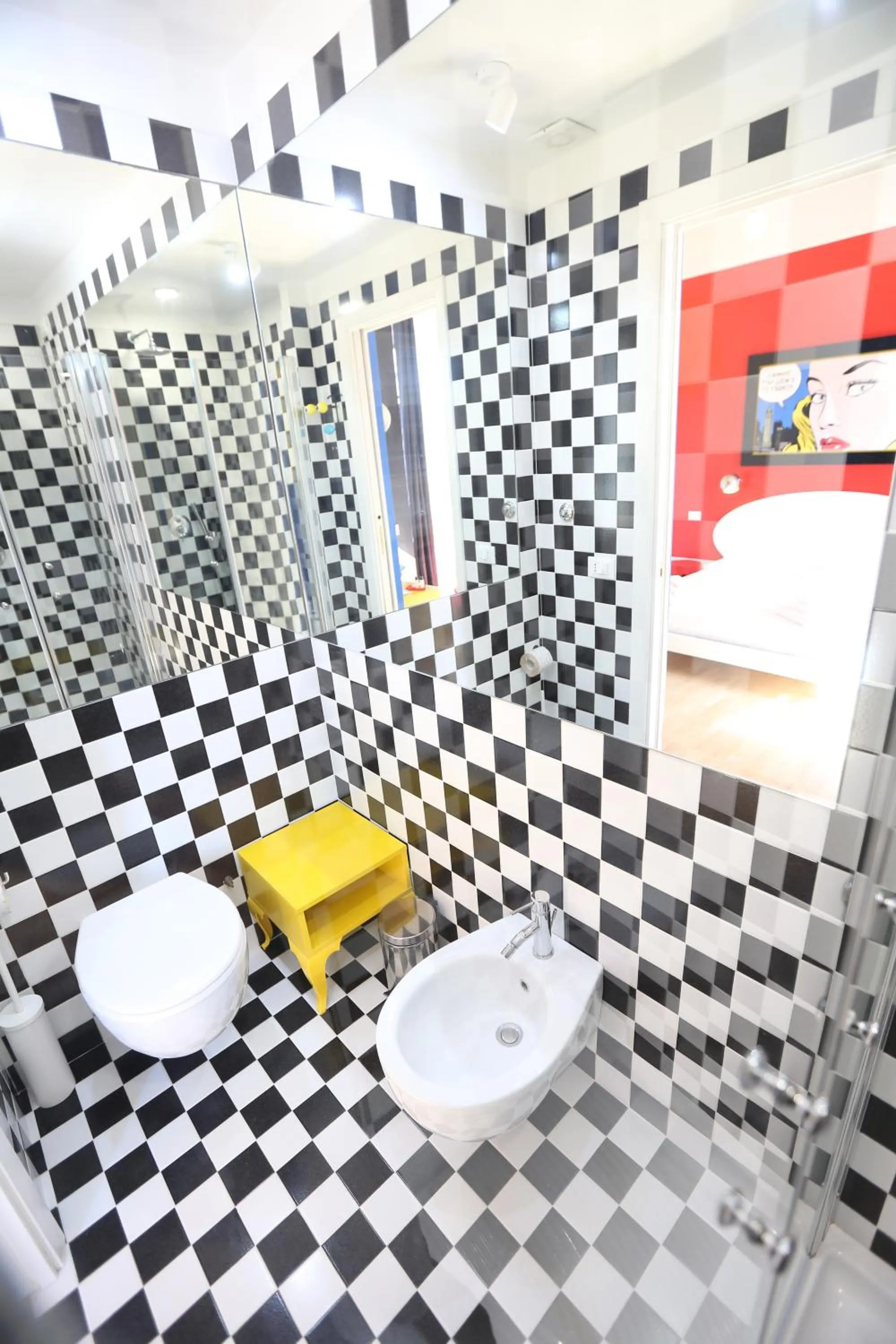 Shower in KISS ME ROME Luxury Rooms