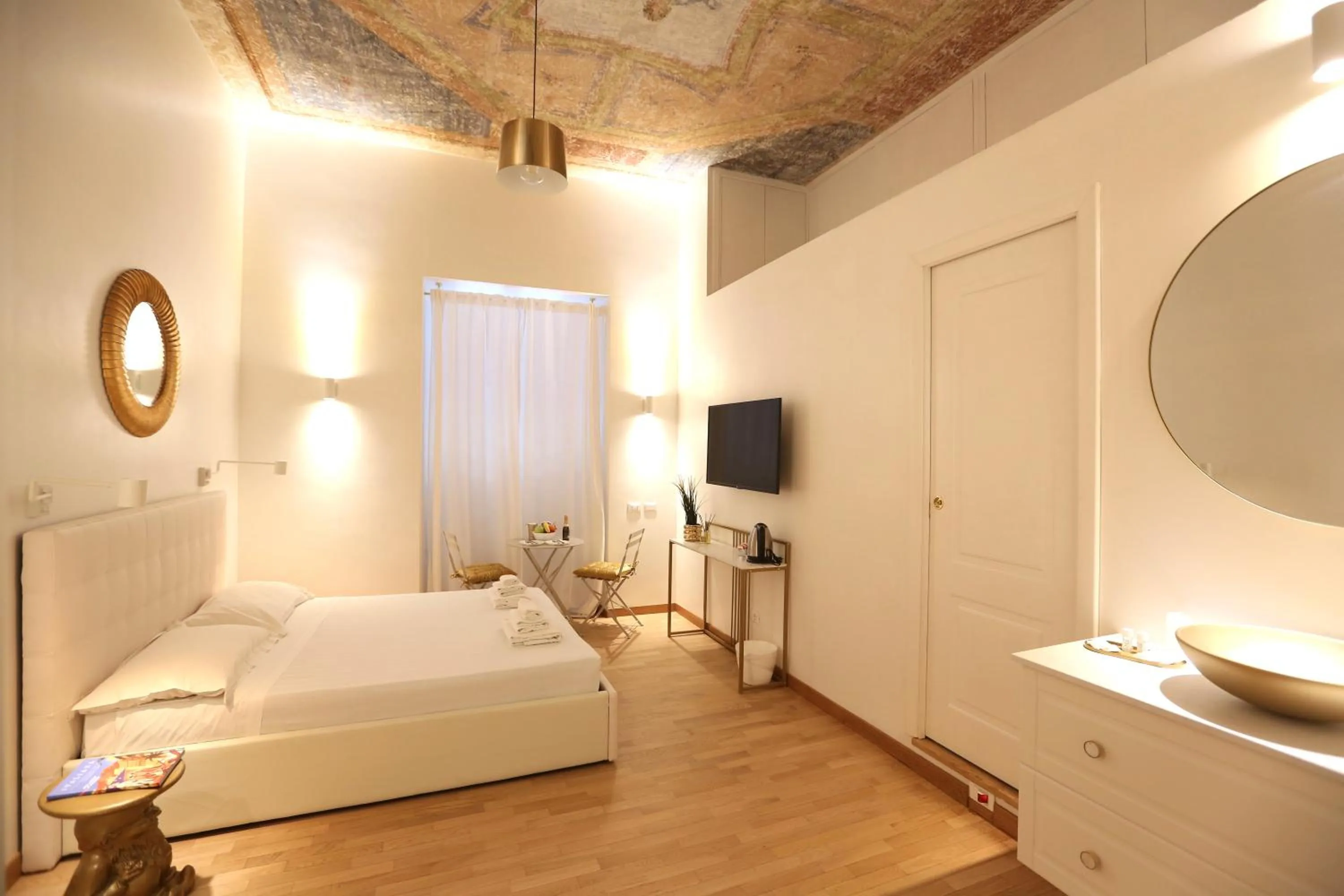 Photo of the whole room, Bed in KISS ME ROME Luxury Rooms