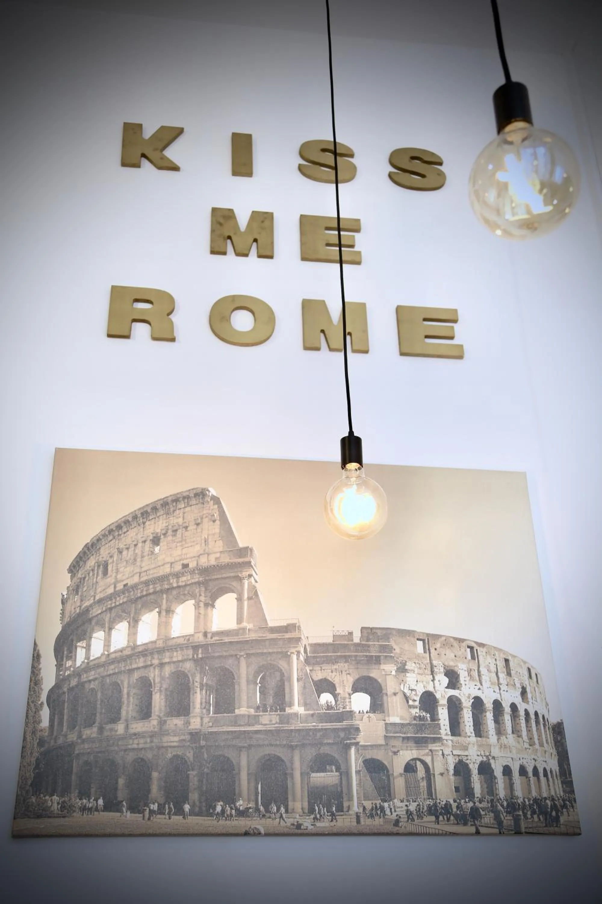 Text overlay in KISS ME ROME Luxury Rooms