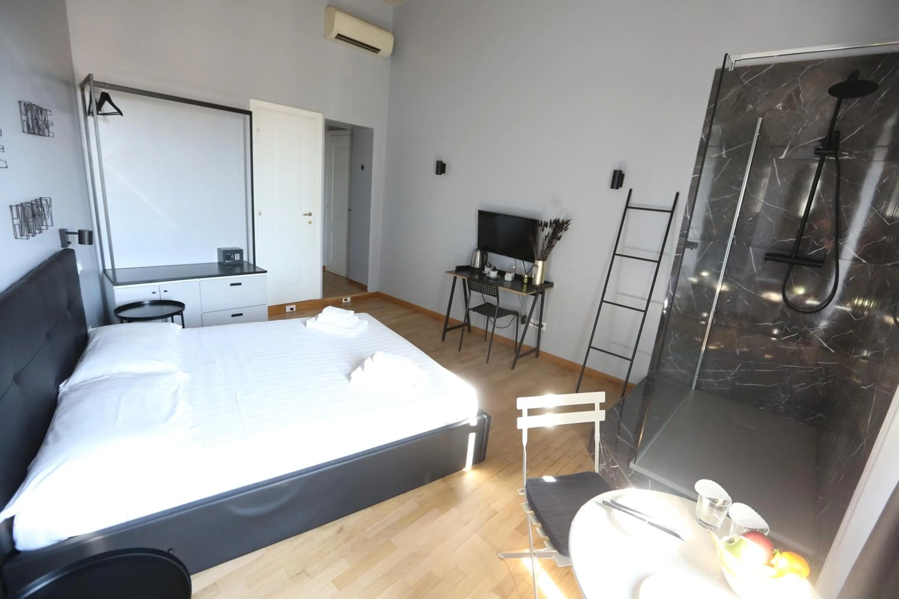 Shower, Bed in KISS ME ROME Luxury Rooms