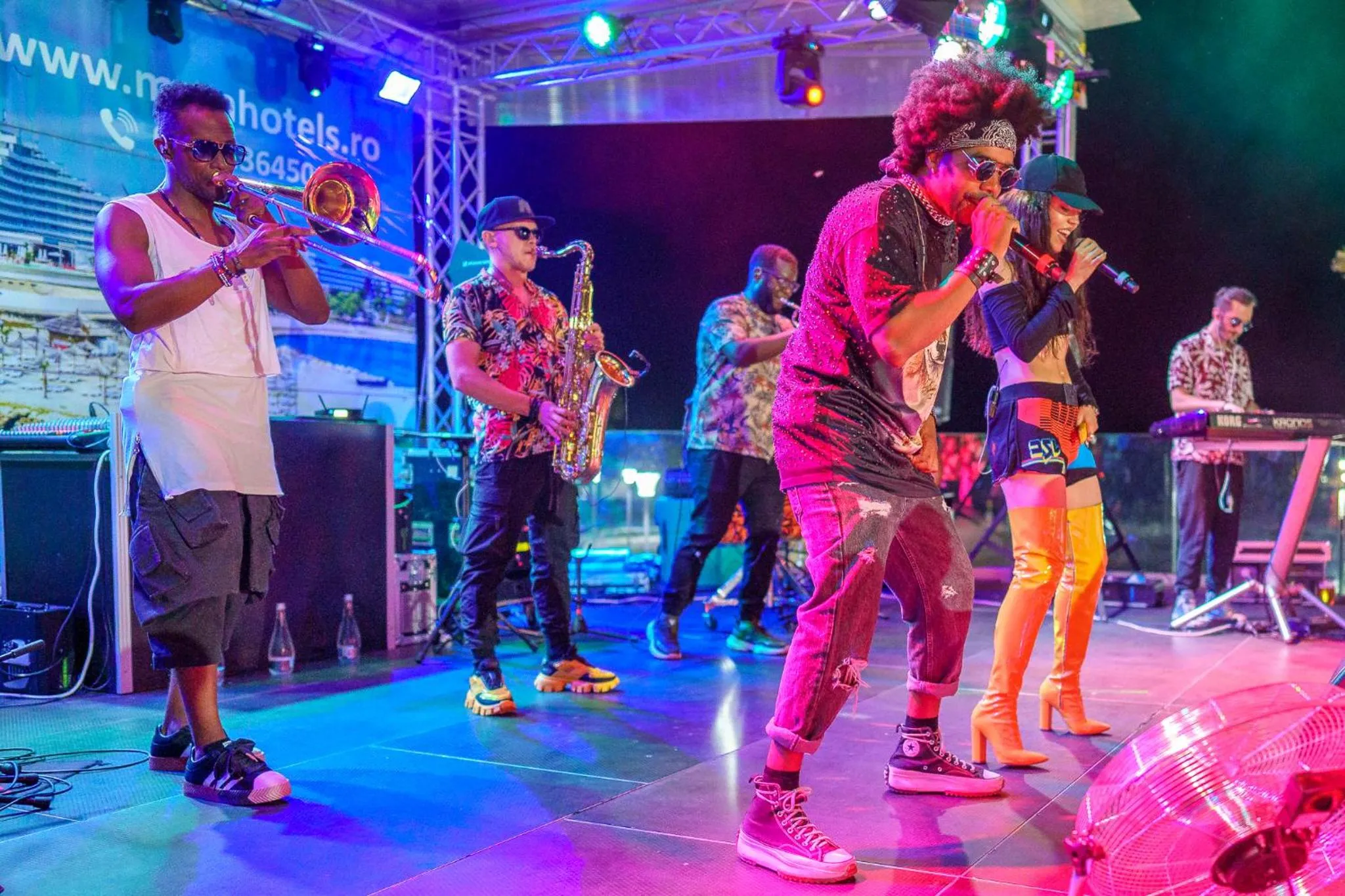 Evening entertainment in Mera Onix