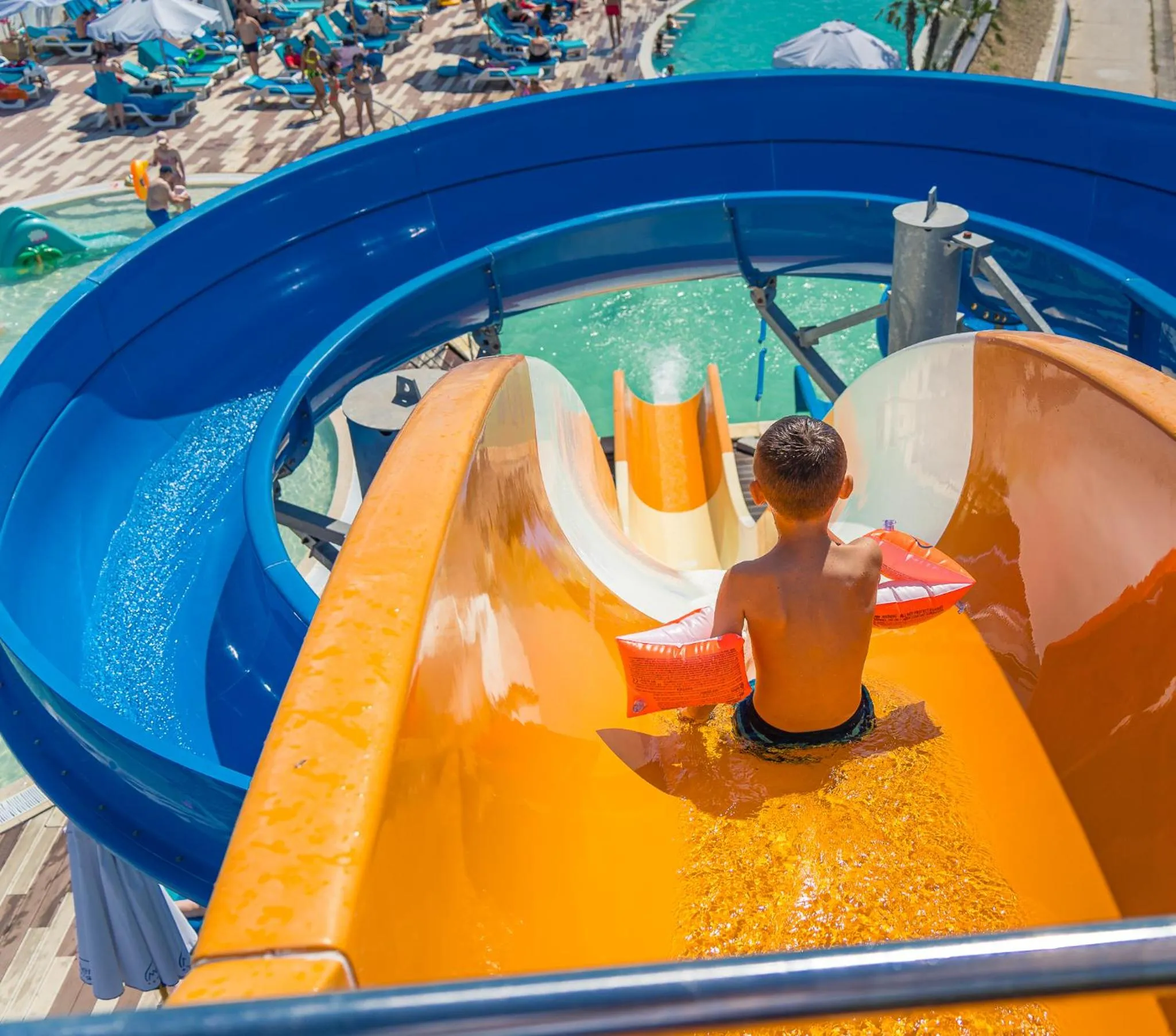 Swimming pool in Mera Onix