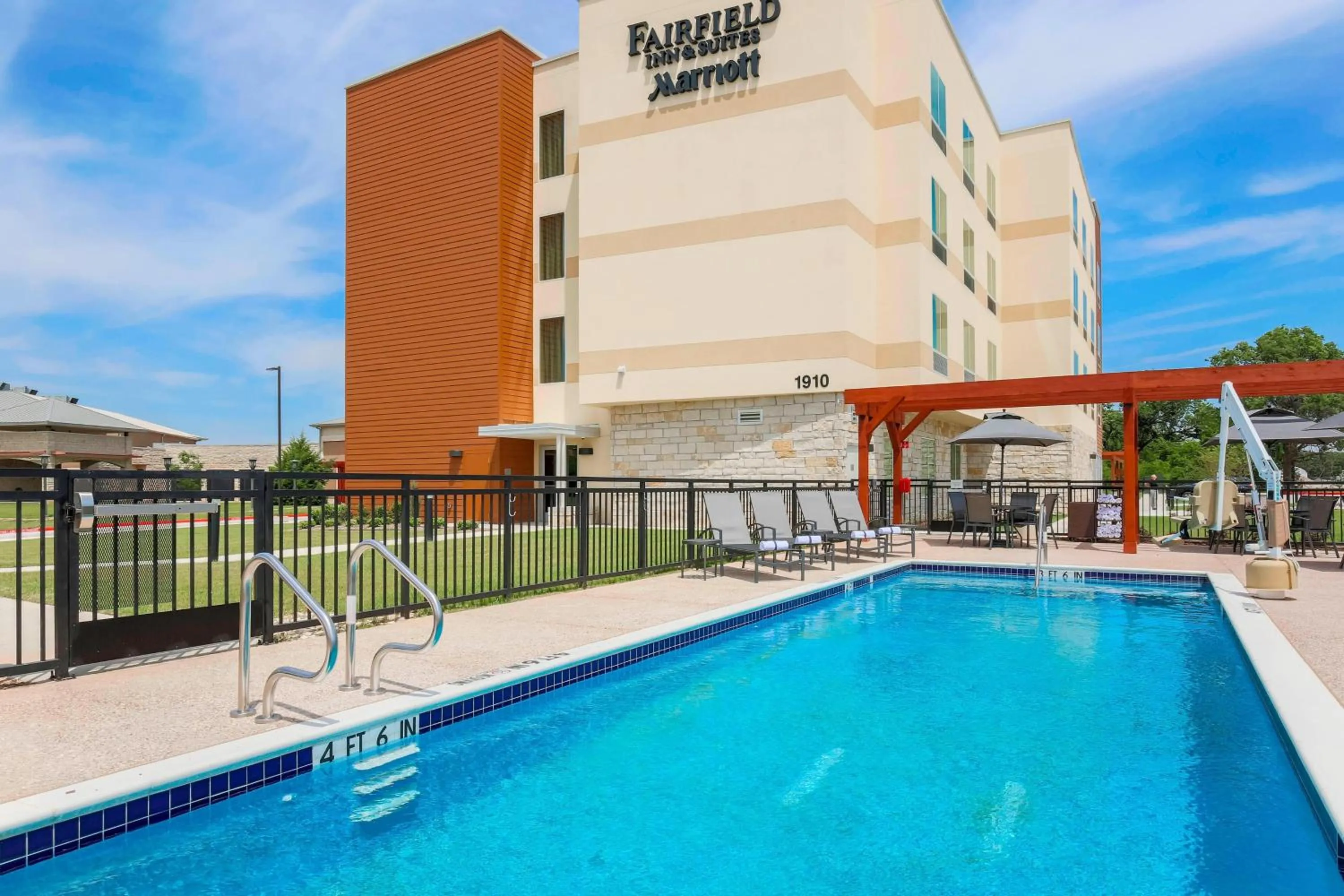 Swimming pool in Fairfield Inn & Suites by Marriott Decatur at Decatur Conference Center