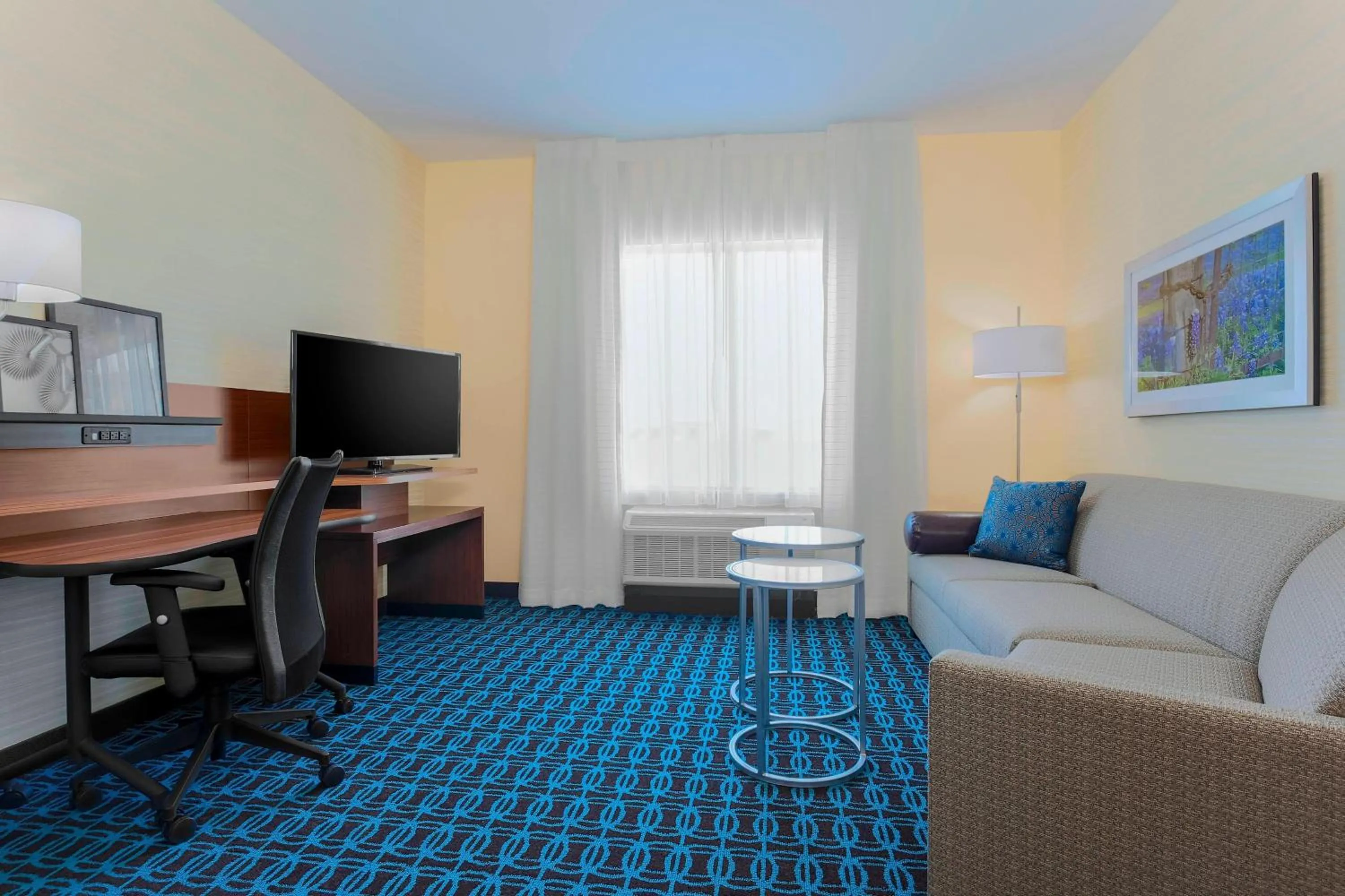 Living room in Fairfield Inn & Suites by Marriott Decatur at Decatur Conference Center