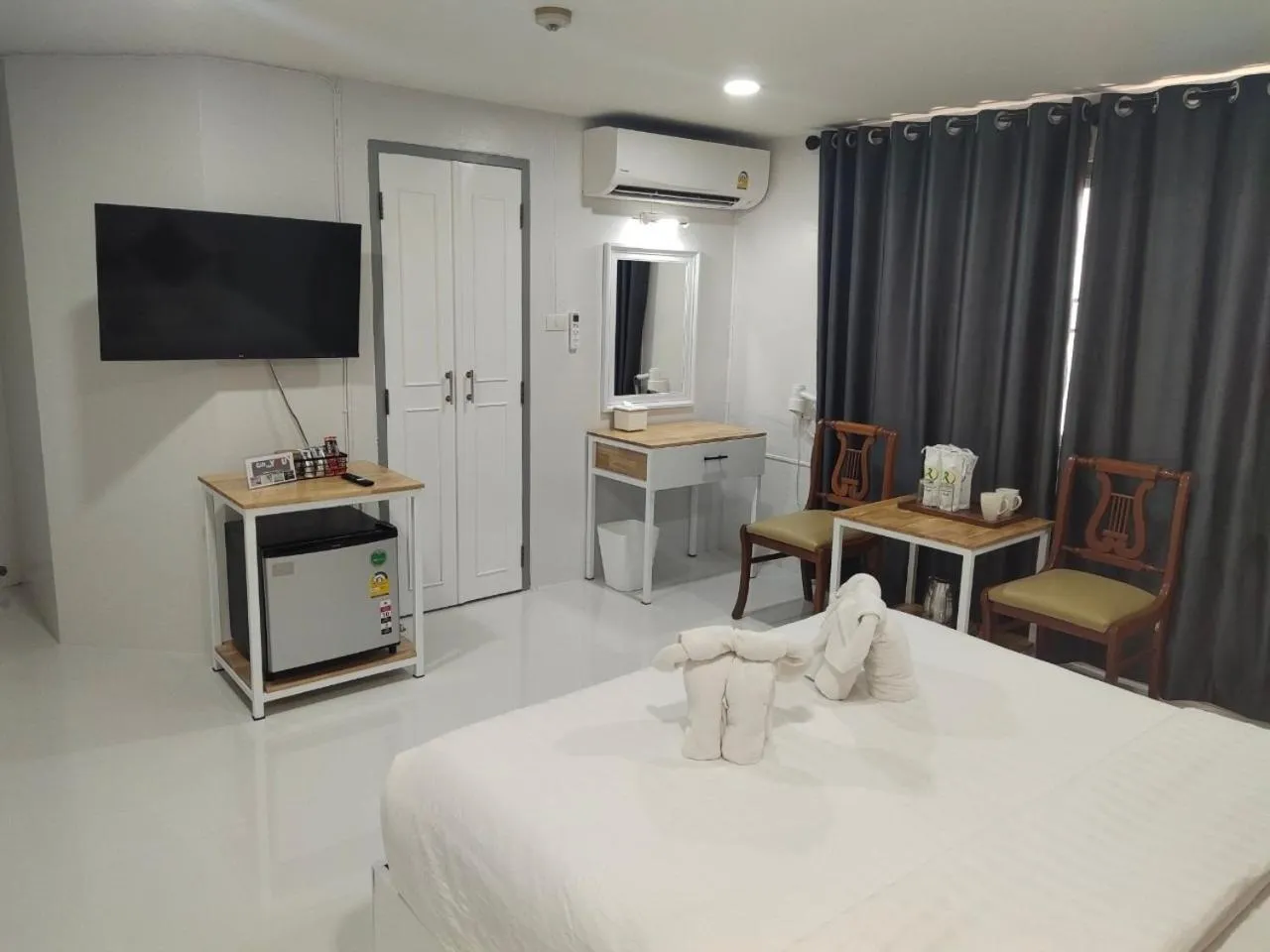 Bedroom, Bed in Regent Lodge Lampang