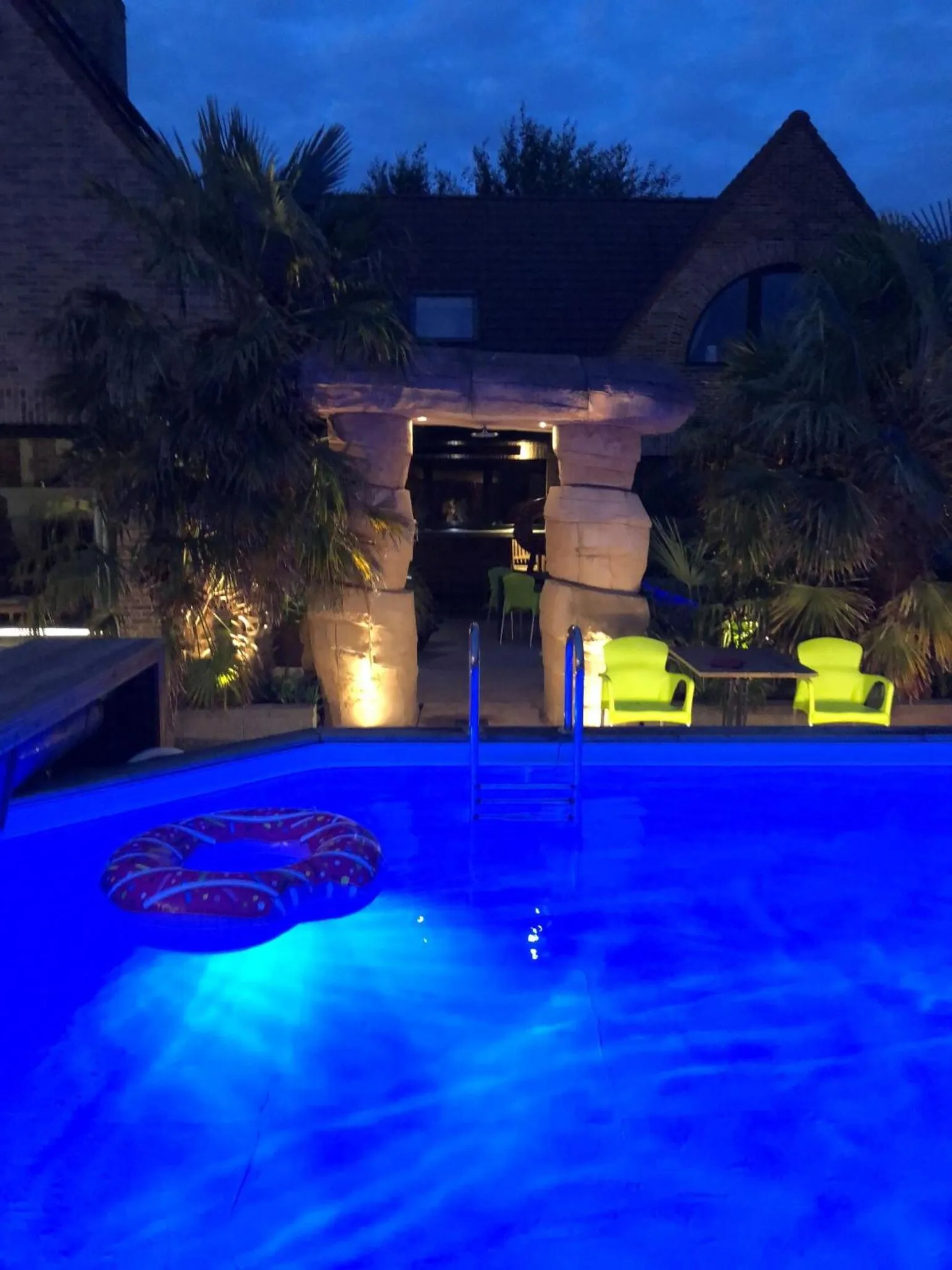 Swimming pool in B&B wellness Sea Nat voor Naturisten