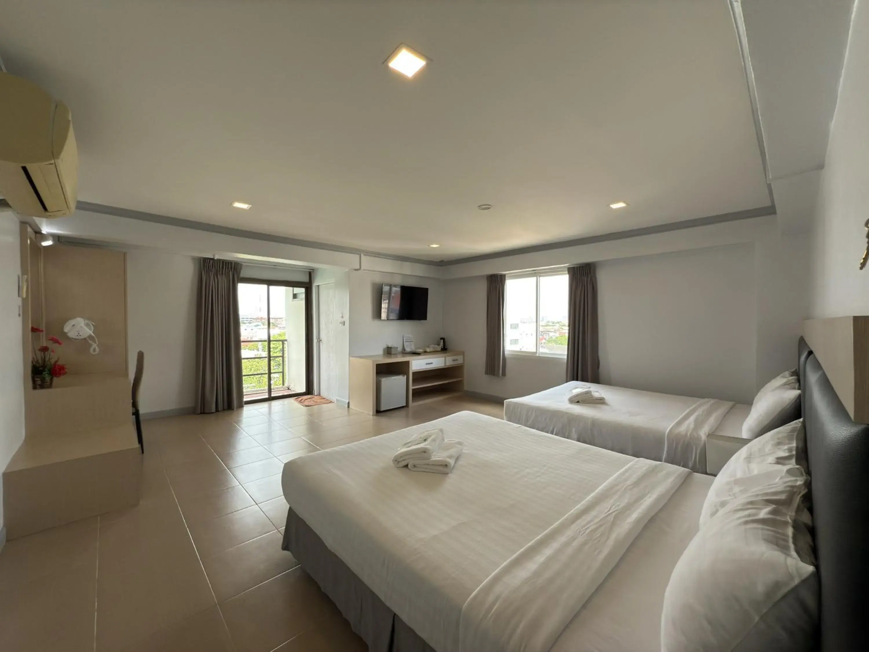 Deluxe Family Room in Regent Ngamwongwan Hotel Deluxe Family Room in Regent Ngamwongwan Hotel