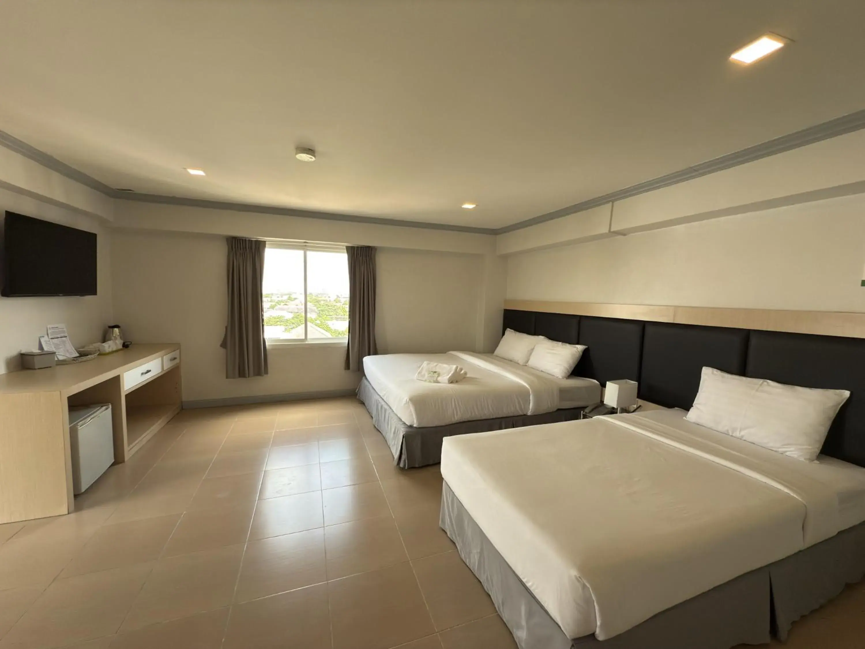 Deluxe Triple Room in Regent Ngamwongwan Hotel Deluxe Triple Room in Regent Ngamwongwan Hotel