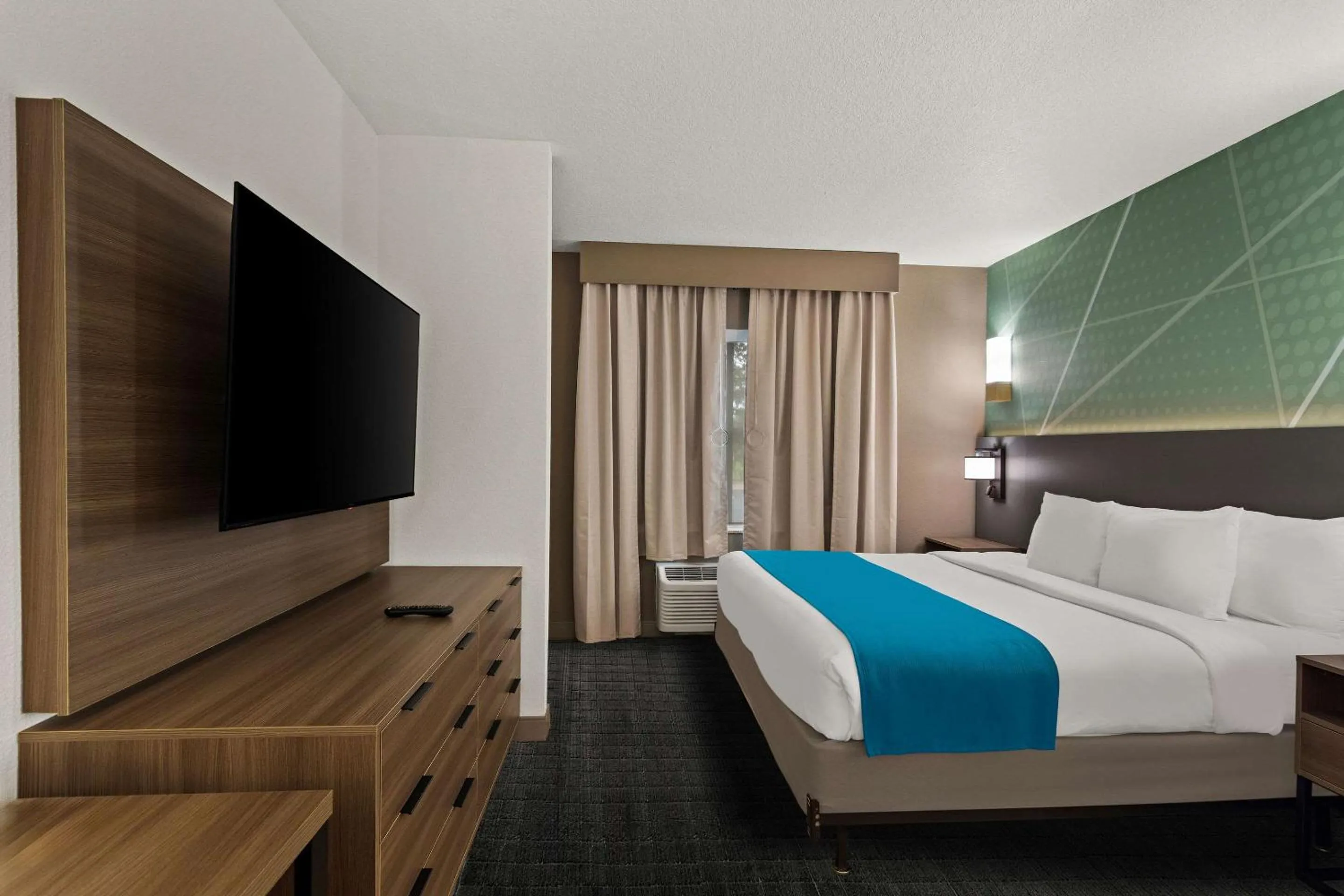 Bedroom, Bed in Comfort Suites Vero Beach I-95