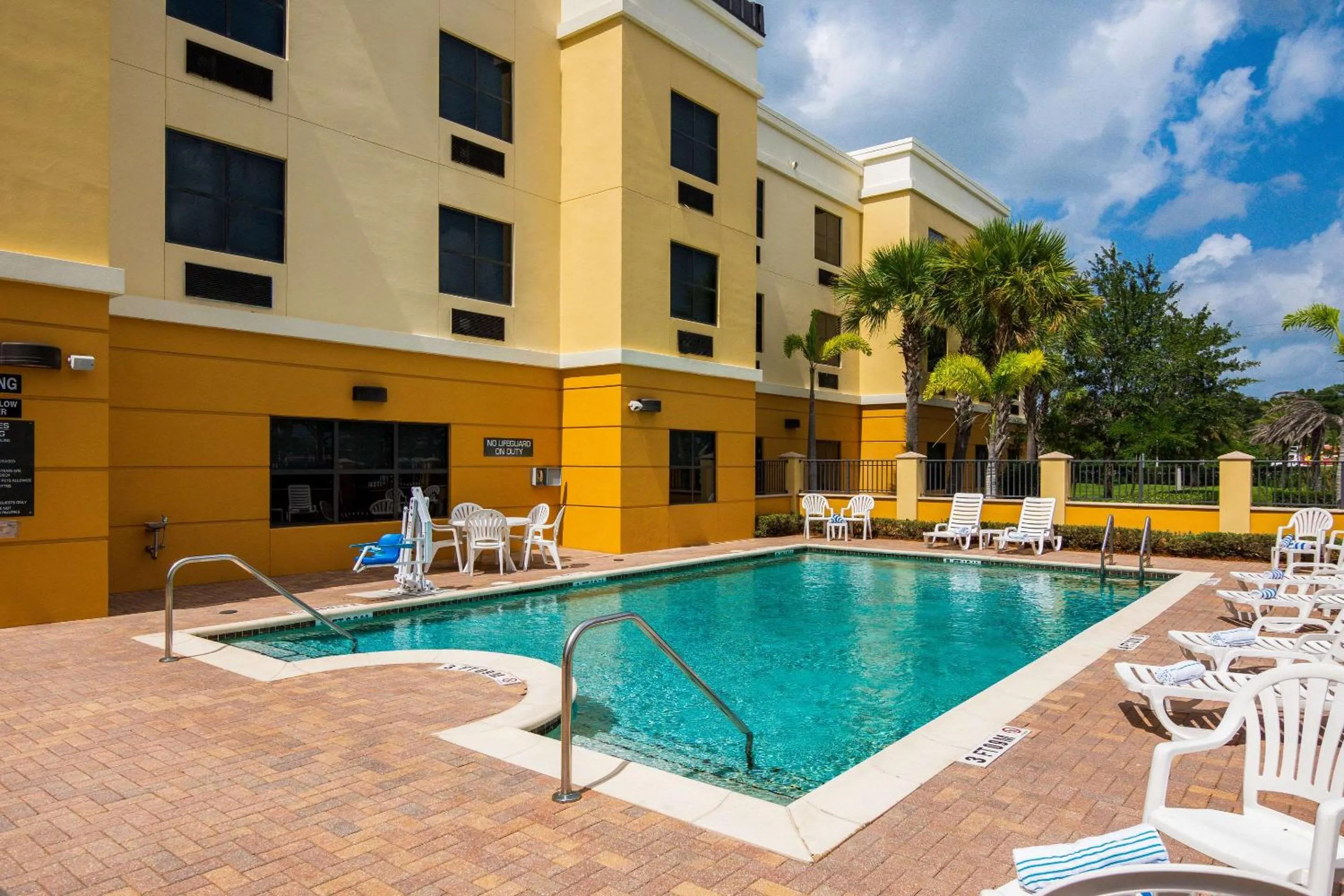 Swimming pool in Comfort Suites Vero Beach I-95