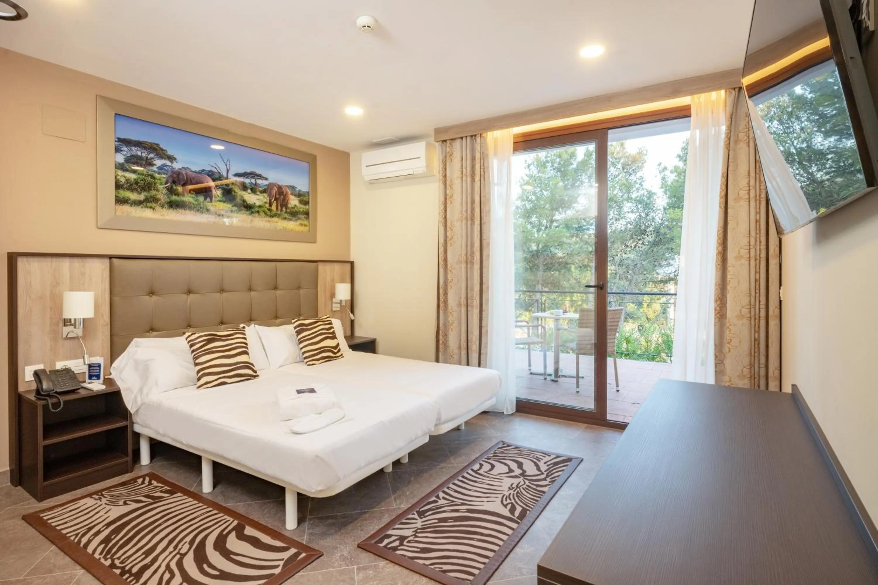 Photo of the whole room, Bed in Hotel Admiral San Roque