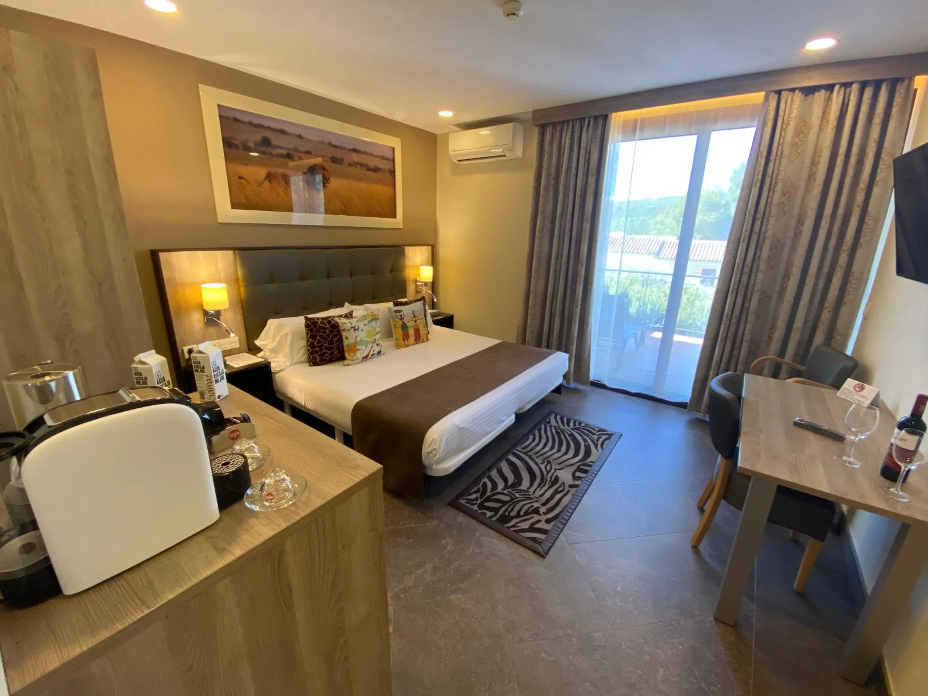 Photo of the whole room, Bed in Hotel Admiral San Roque