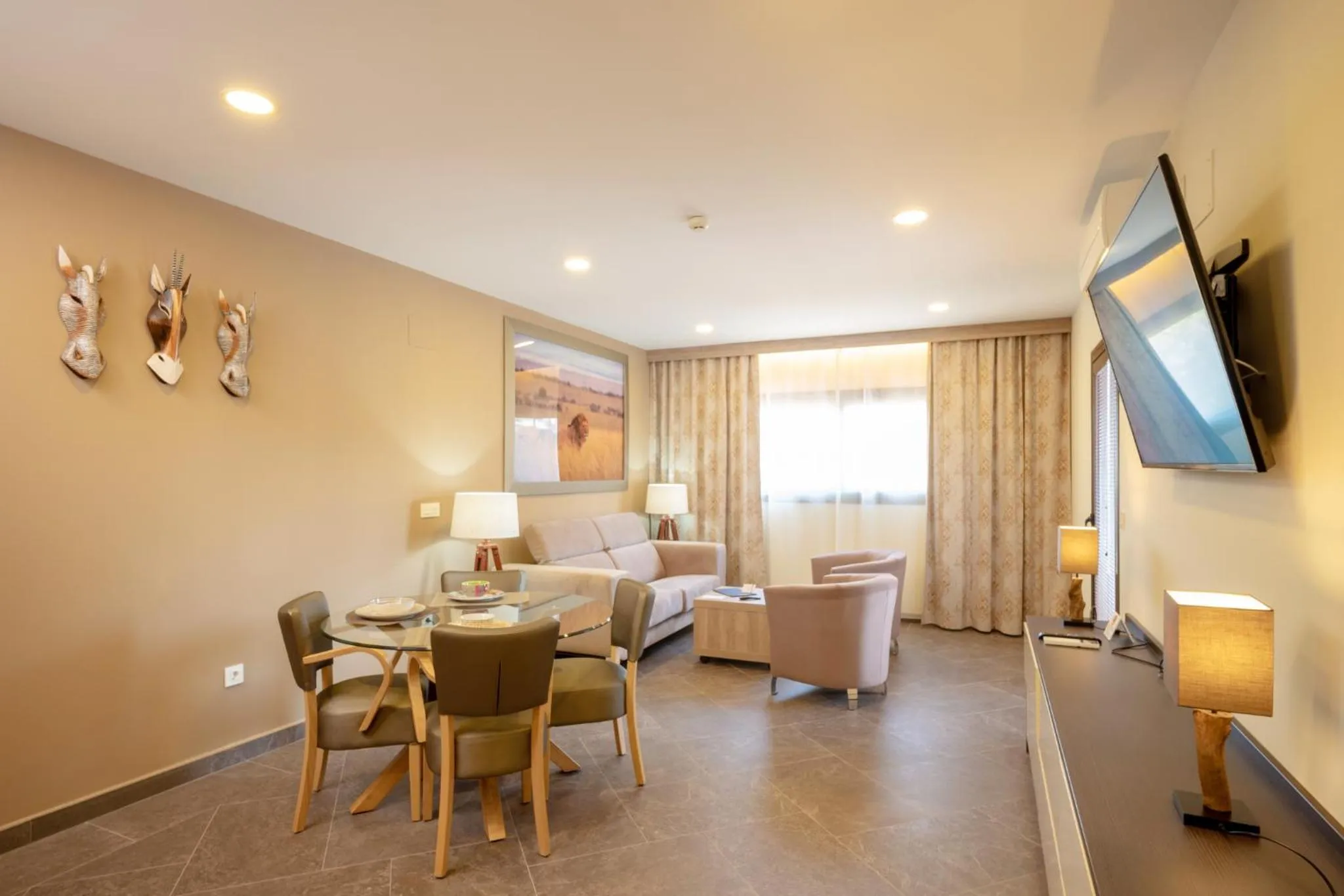 Living room, Bed in Hotel Admiral San Roque