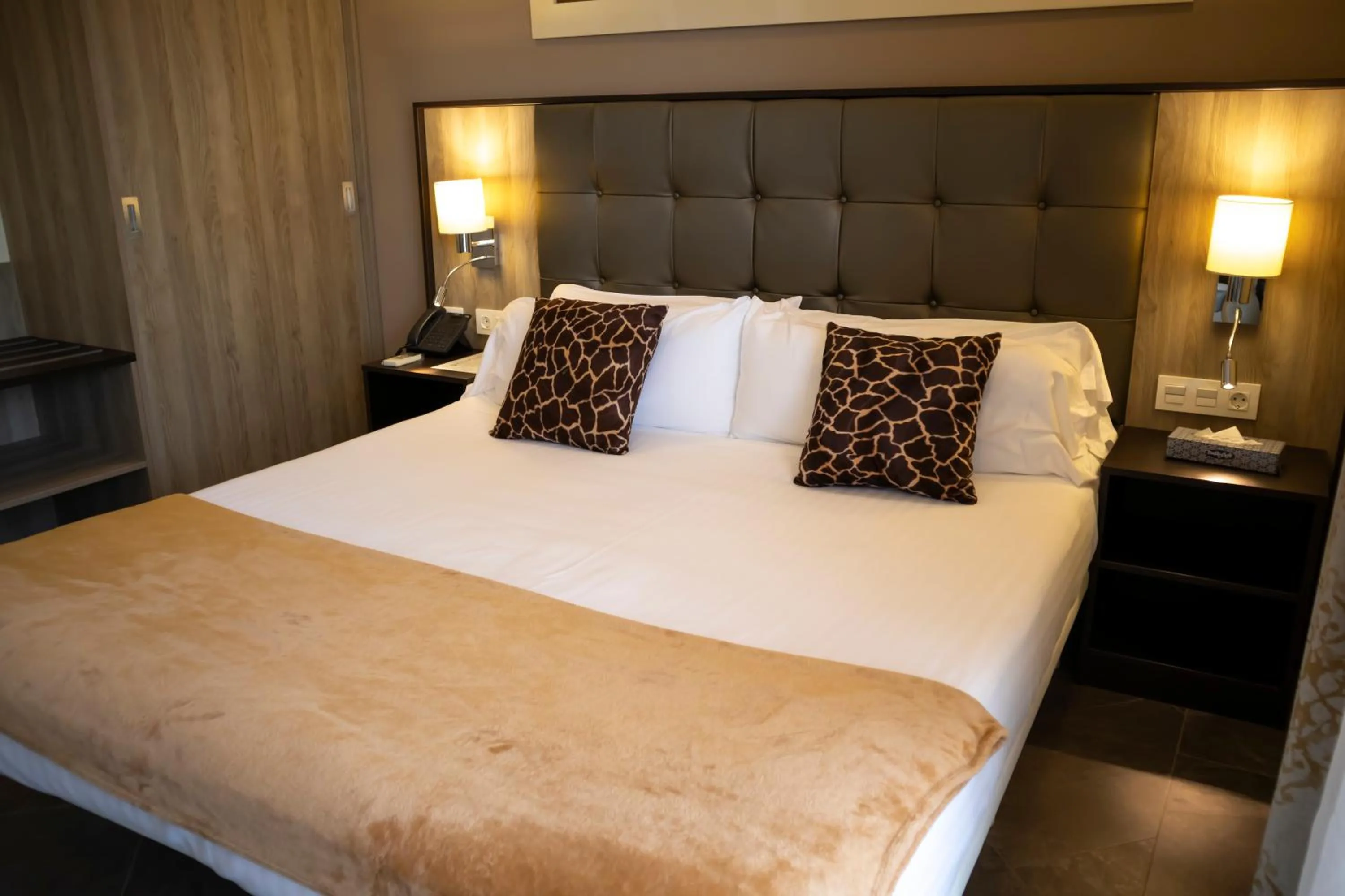 Photo of the whole room, Bed in Hotel Admiral San Roque