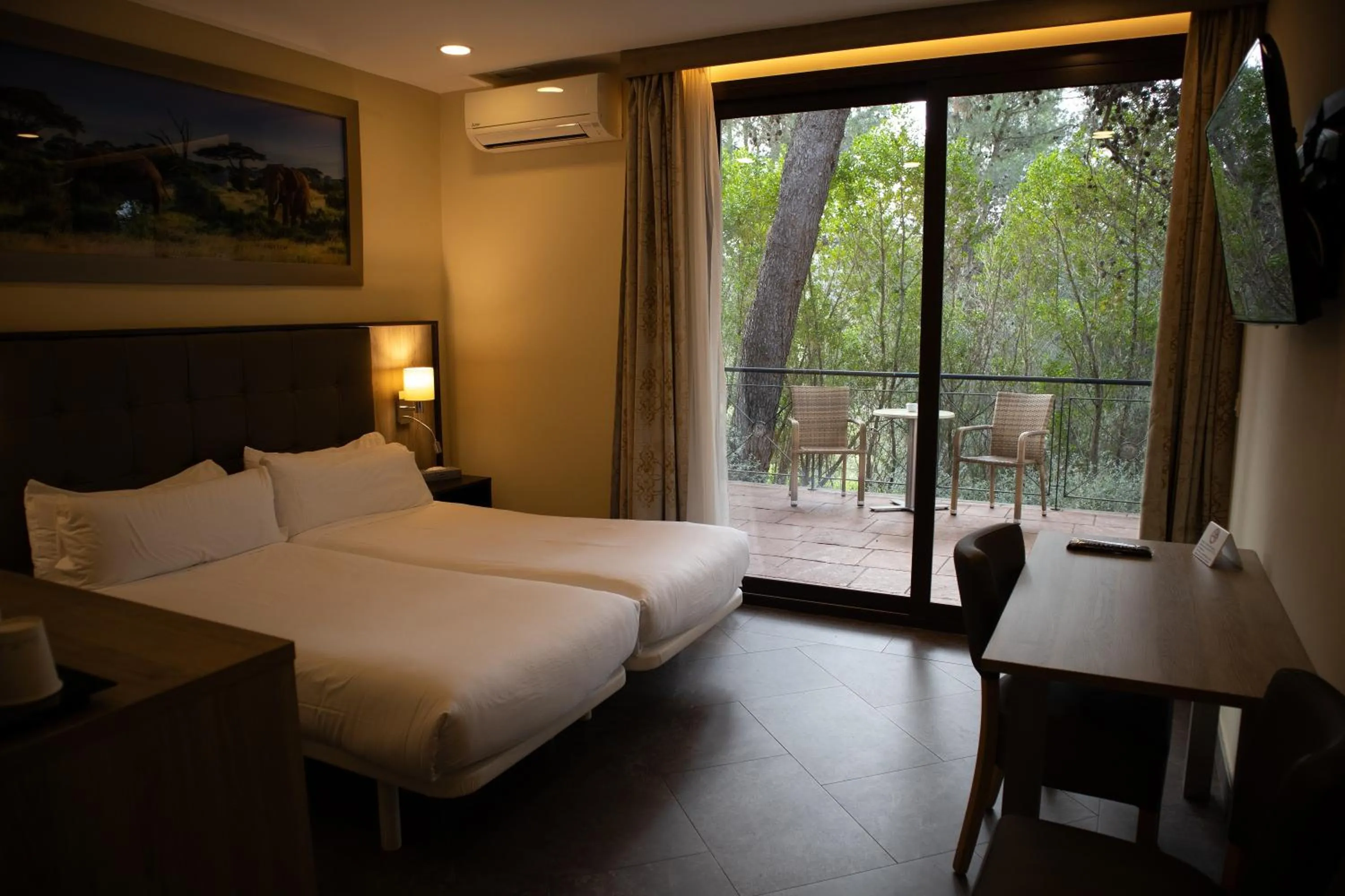 Bedroom, Bed in Hotel Admiral San Roque