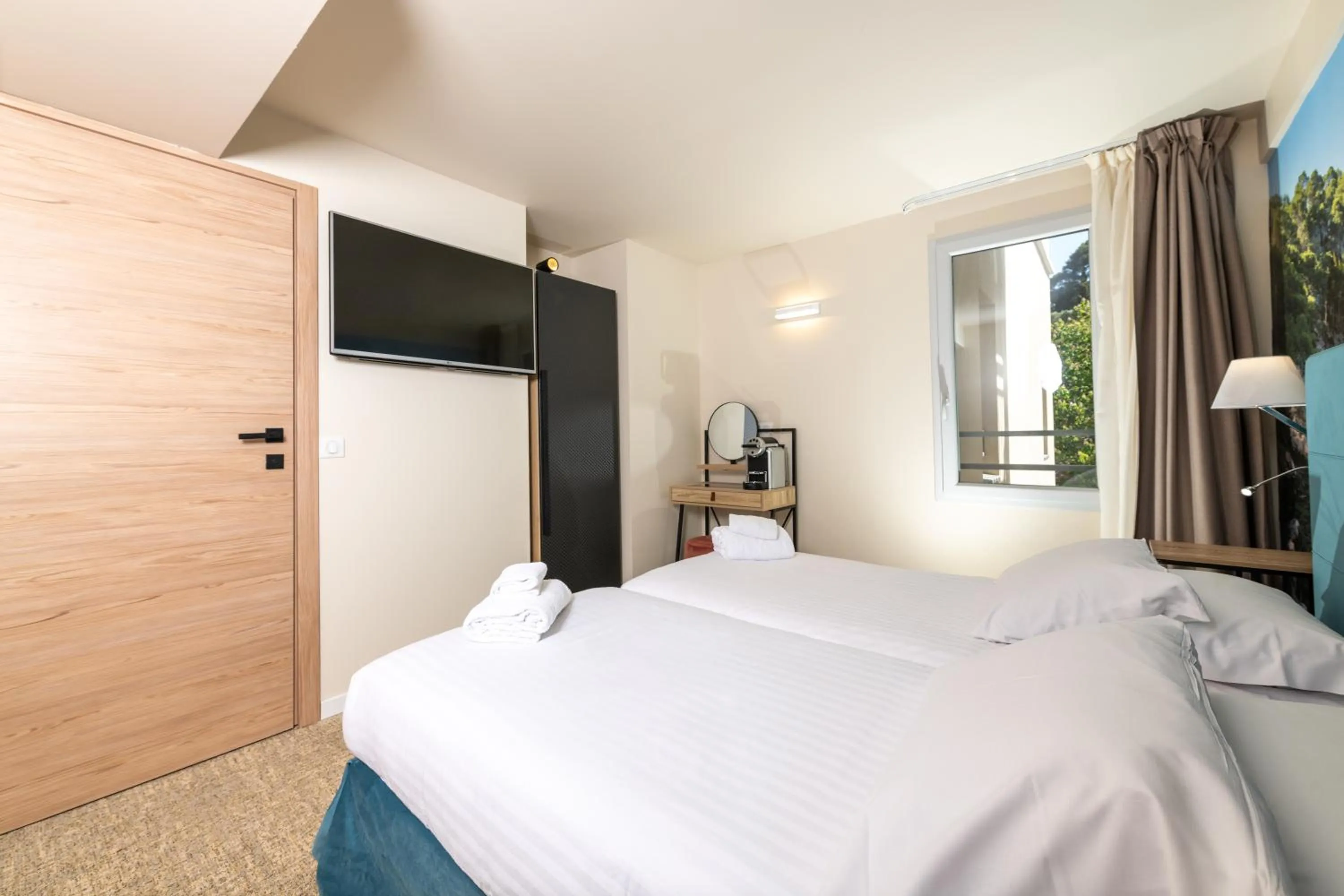 Bed in Best Western Hotel & SPA Coeur De Cassis