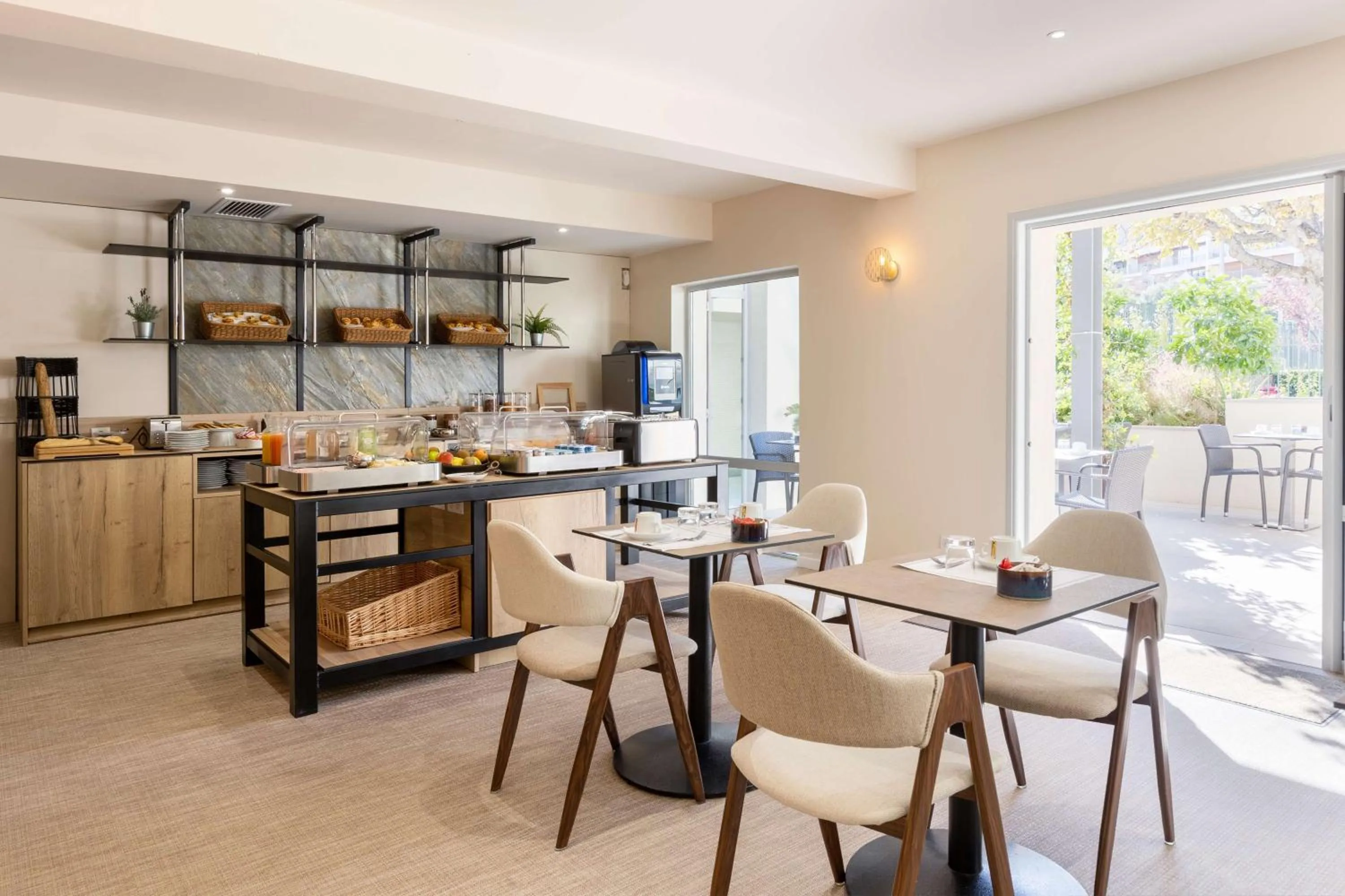 Breakfast in Best Western Hotel & SPA Coeur De Cassis