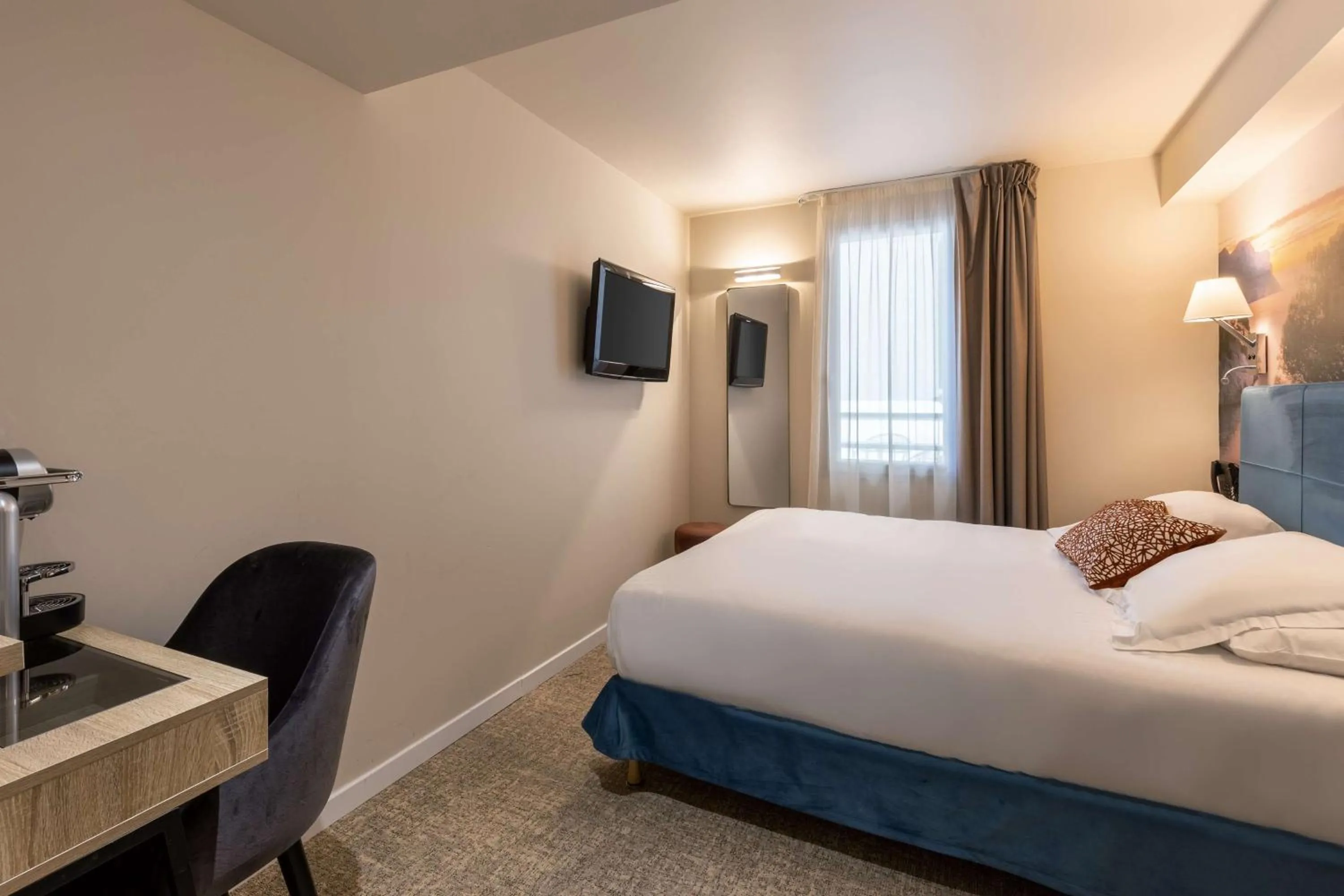 Bedroom, Bed in Best Western Hotel & SPA Coeur De Cassis