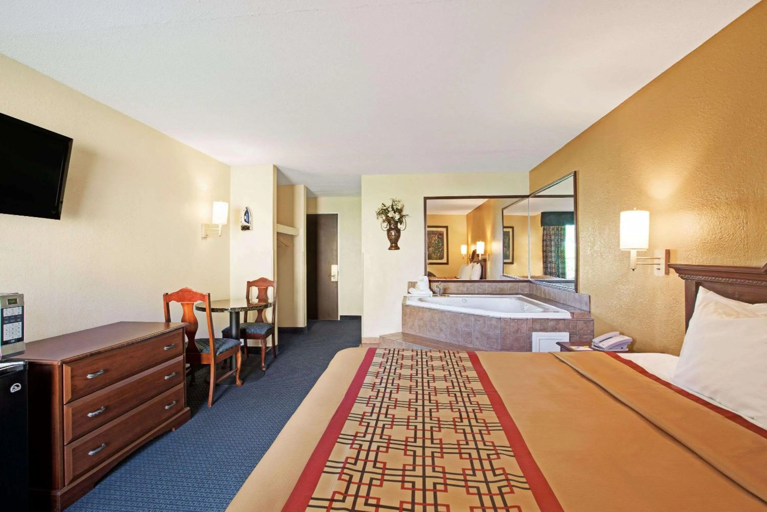 Photo of the whole room, Bed in Days Inn by Wyndham Charlotte/Woodlawn Near Carowinds