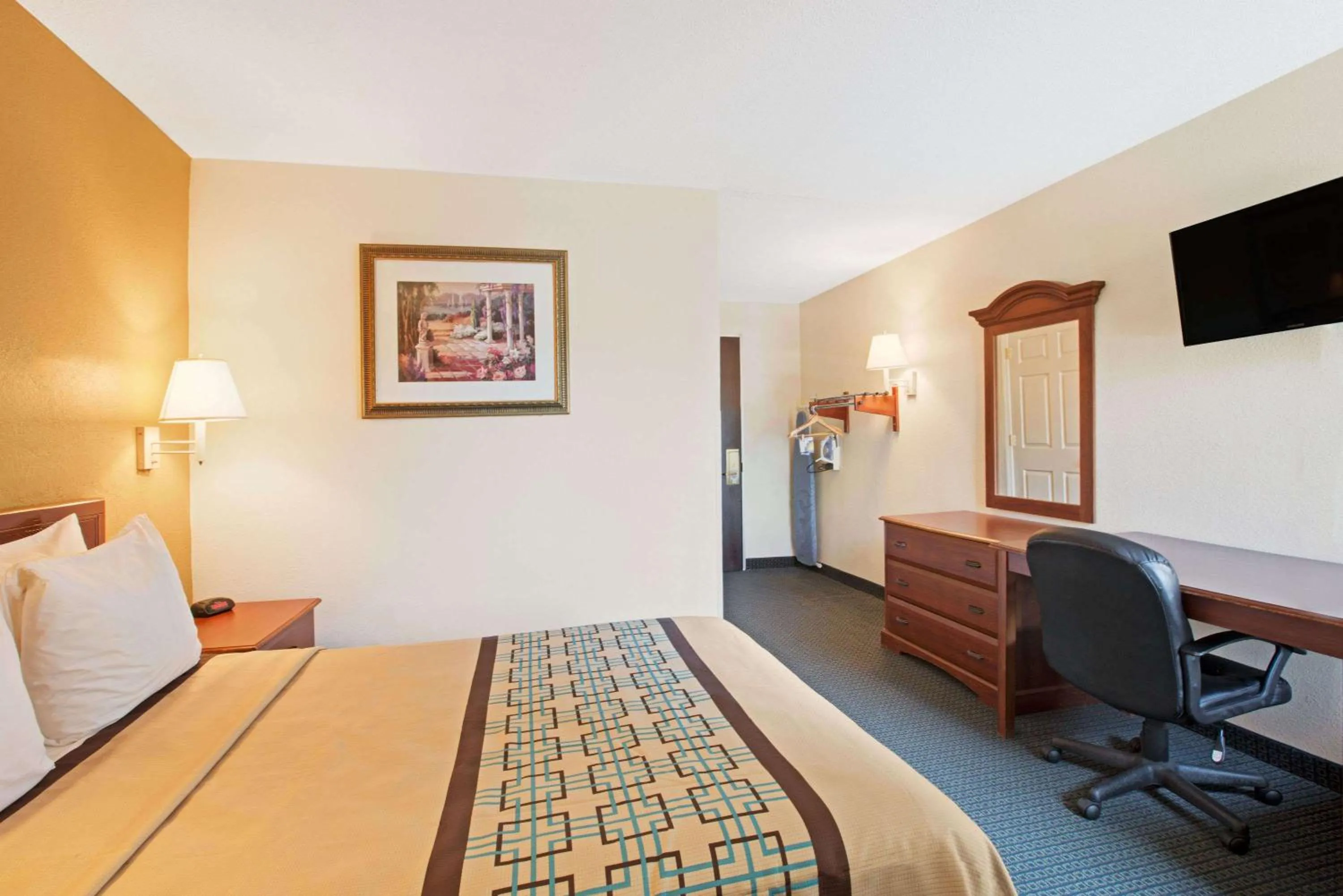 Photo of the whole room, Bed in Days Inn by Wyndham Charlotte/Woodlawn Near Carowinds