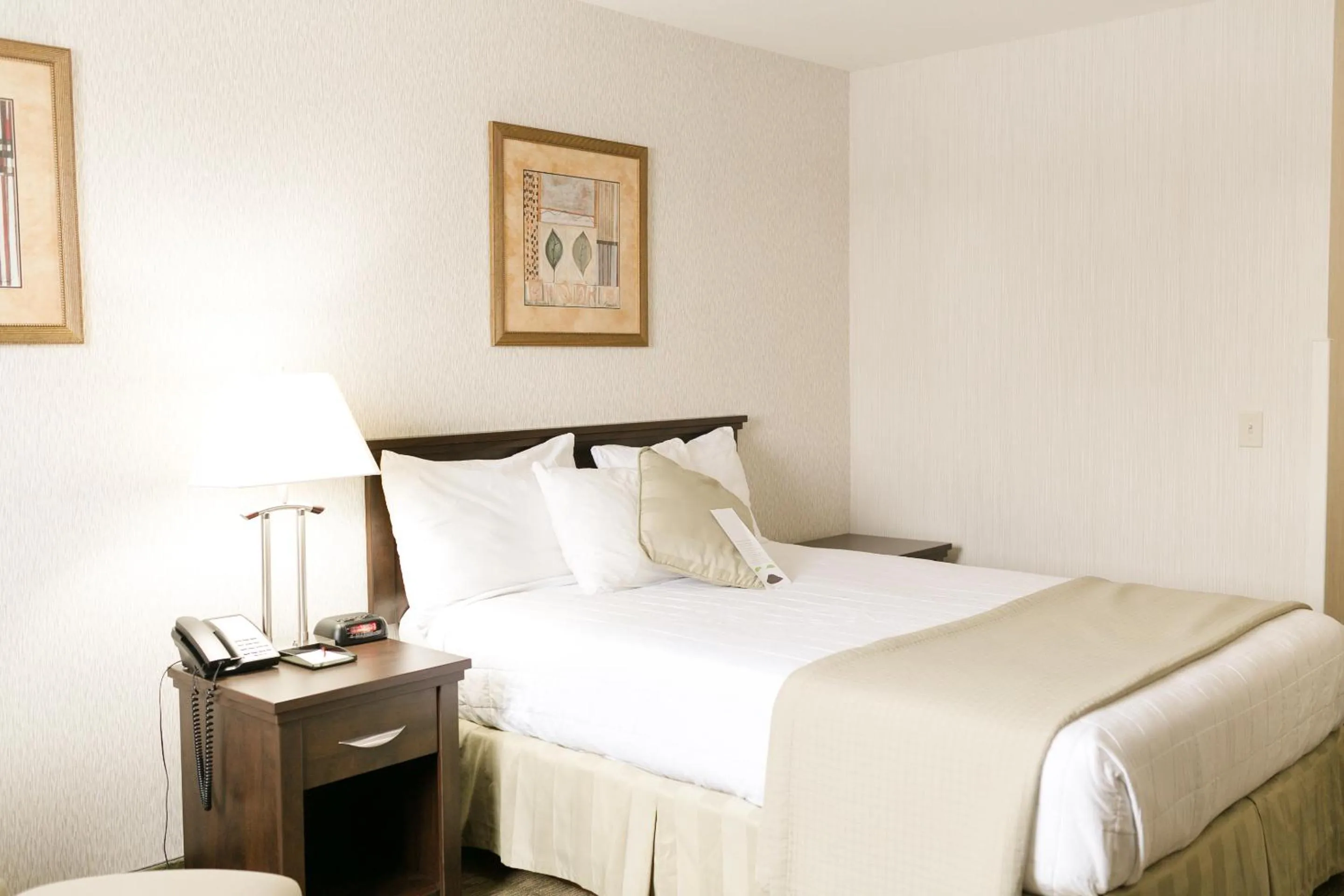 Bedroom, Bed in Victoria Inn Flin Flon