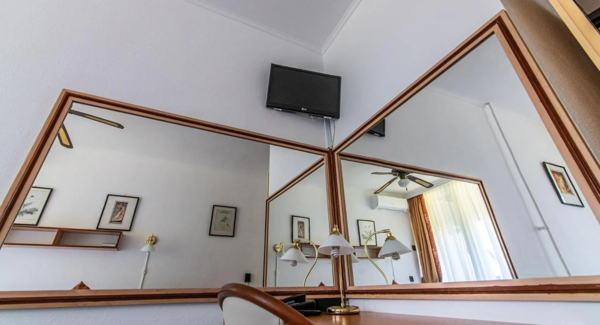 Photo of the whole room in Hotel Jogar