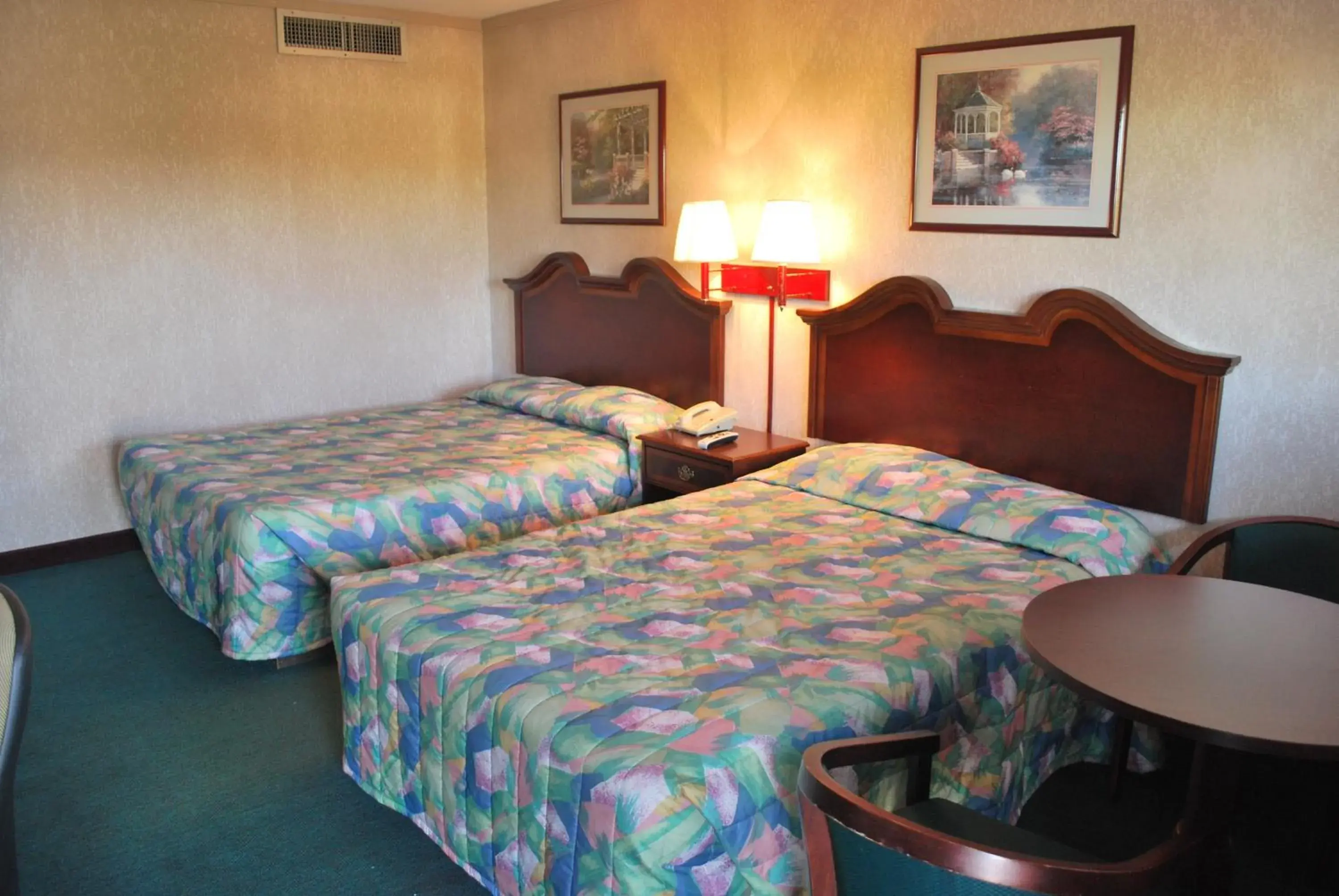 Standard Queen Room with Two Queen Beds in Best Motel Lakeland Standard Queen Room with Two Queen Beds in Best Motel Lakeland