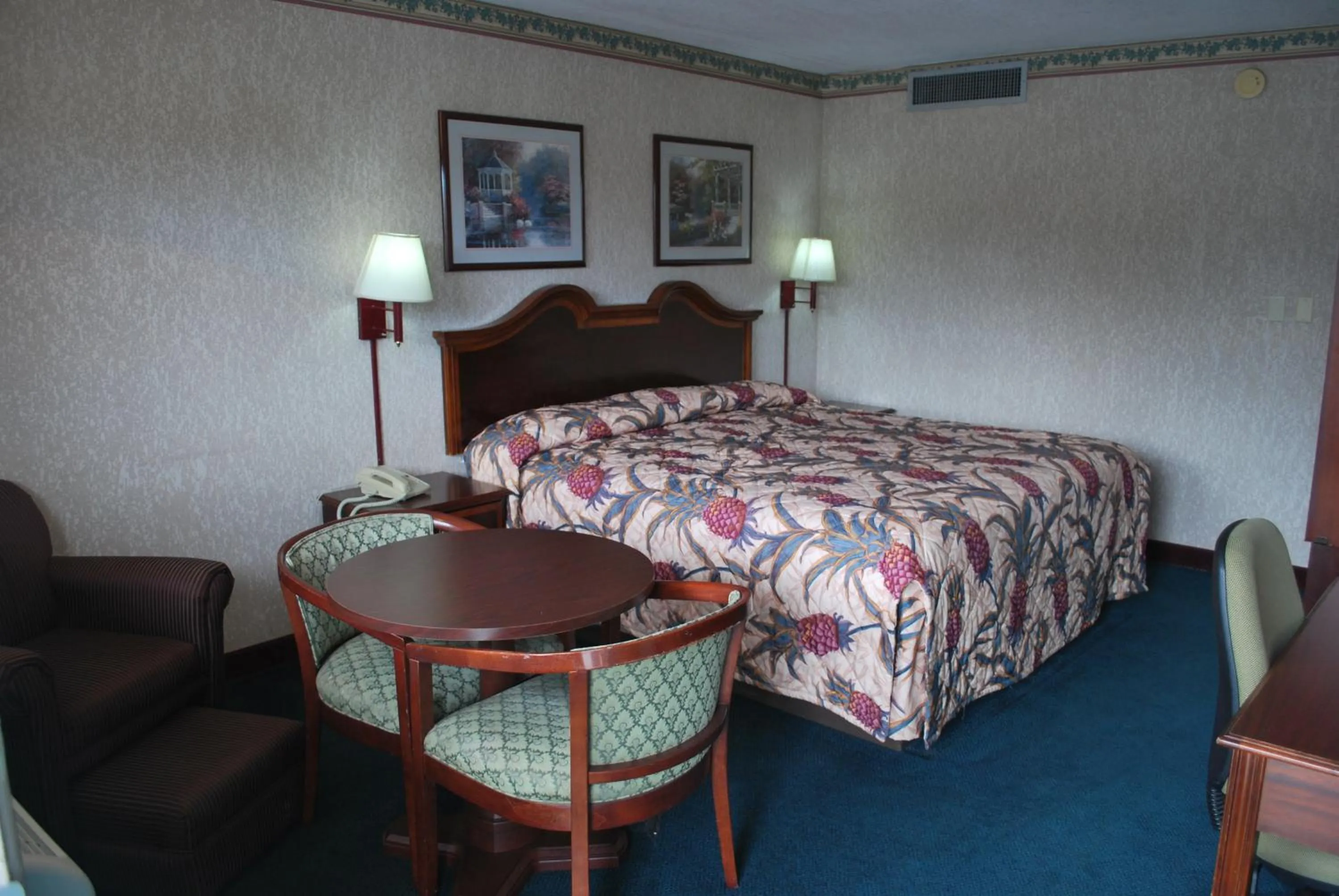 Bedroom, Bed in Best Motel Lakeland