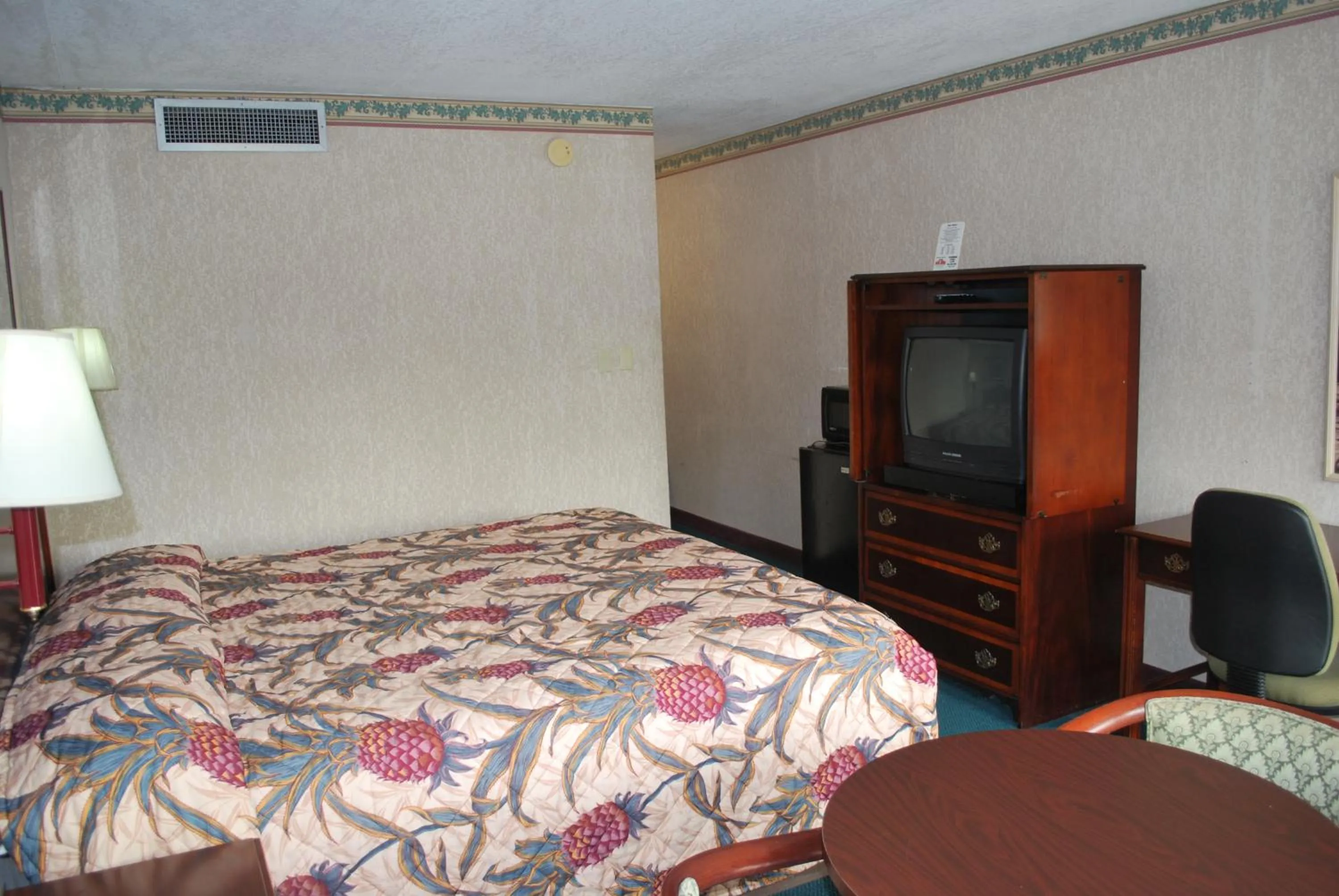 Bedroom, Bed in Best Motel Lakeland