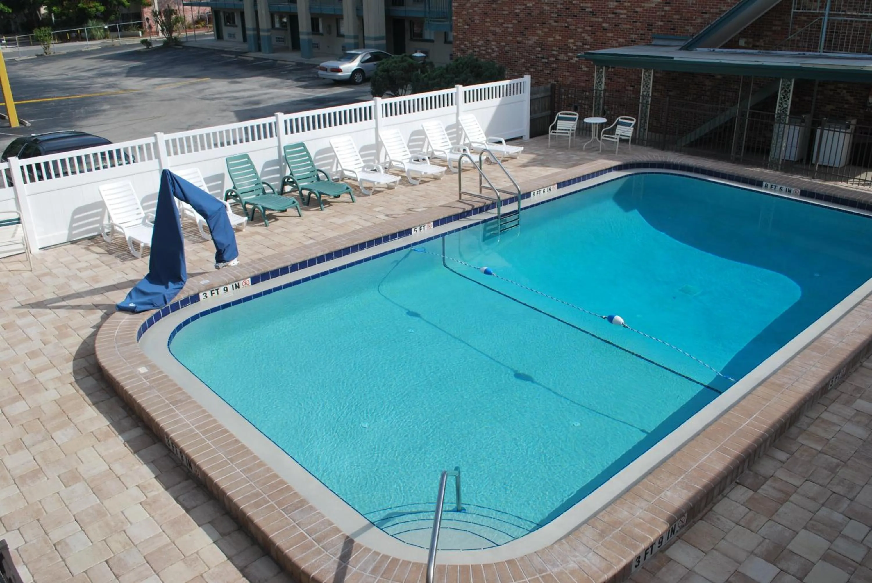 Swimming pool in Best Motel Lakeland