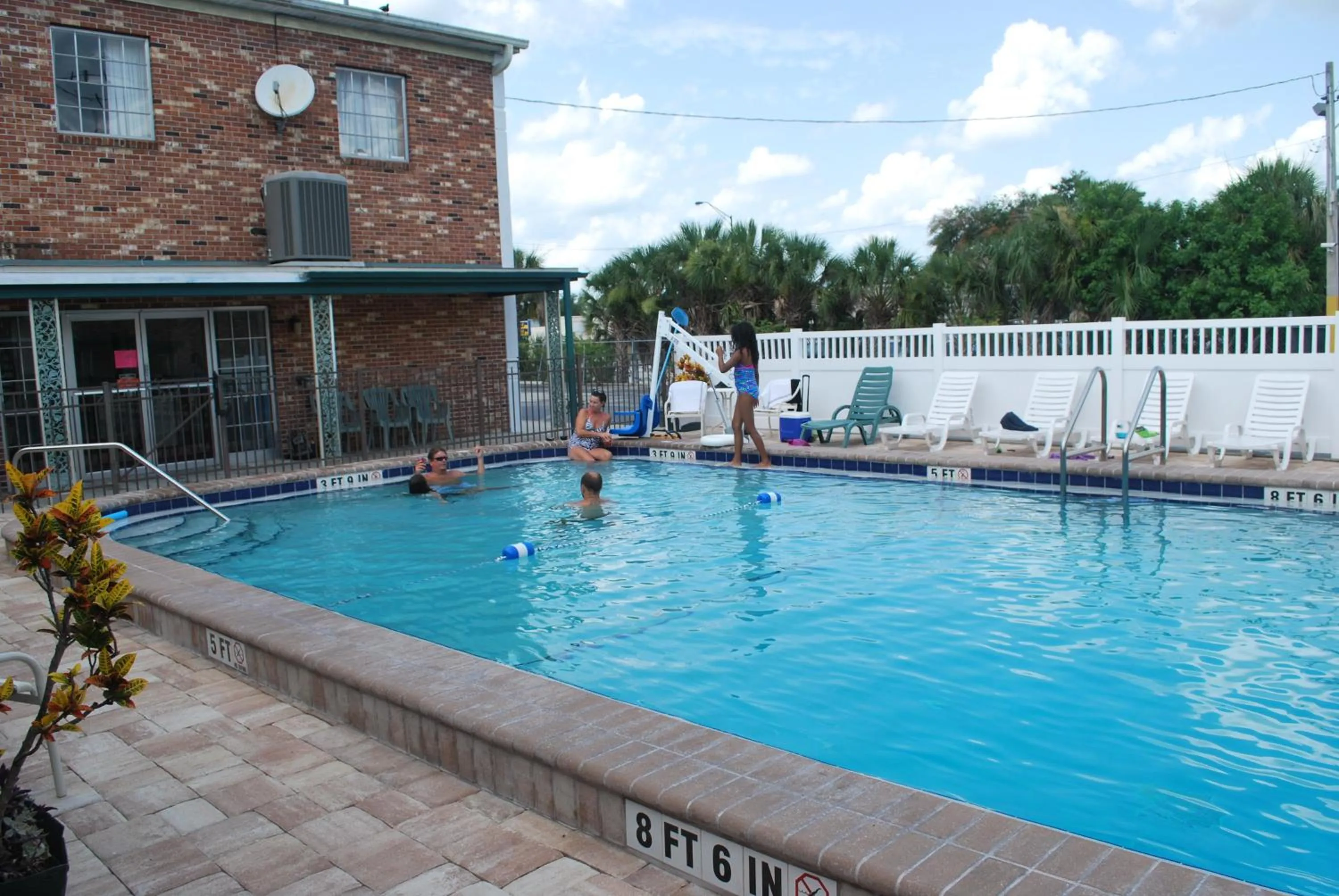 Swimming pool in Best Motel Lakeland