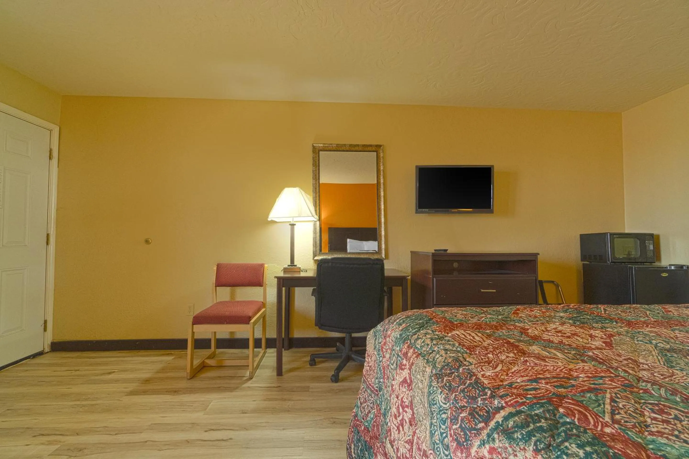 Bedroom in Stamford Inn By OYO