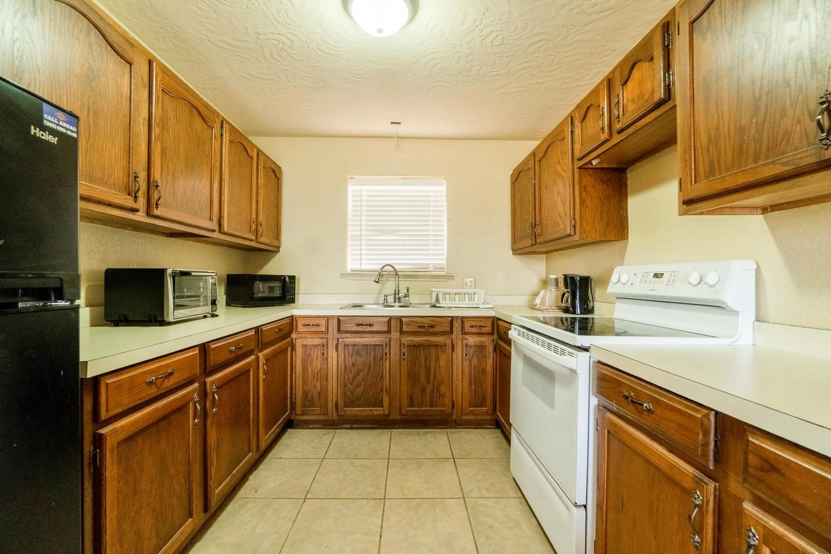 Kitchen or kitchenette in Stamford Inn By OYO