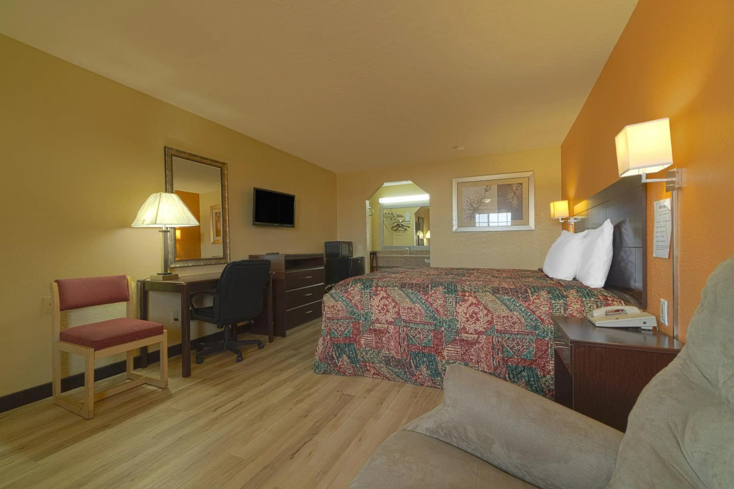 Bedroom in Stamford Inn By OYO