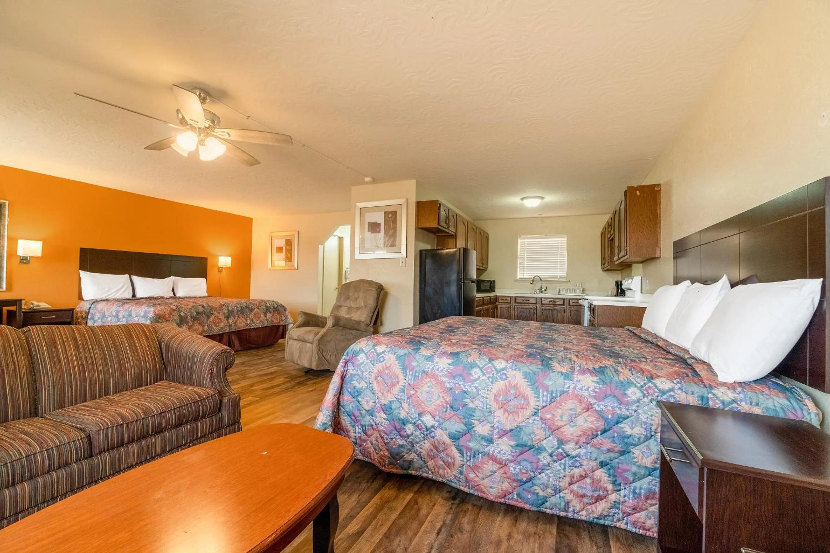 Bedroom in Stamford Inn By OYO