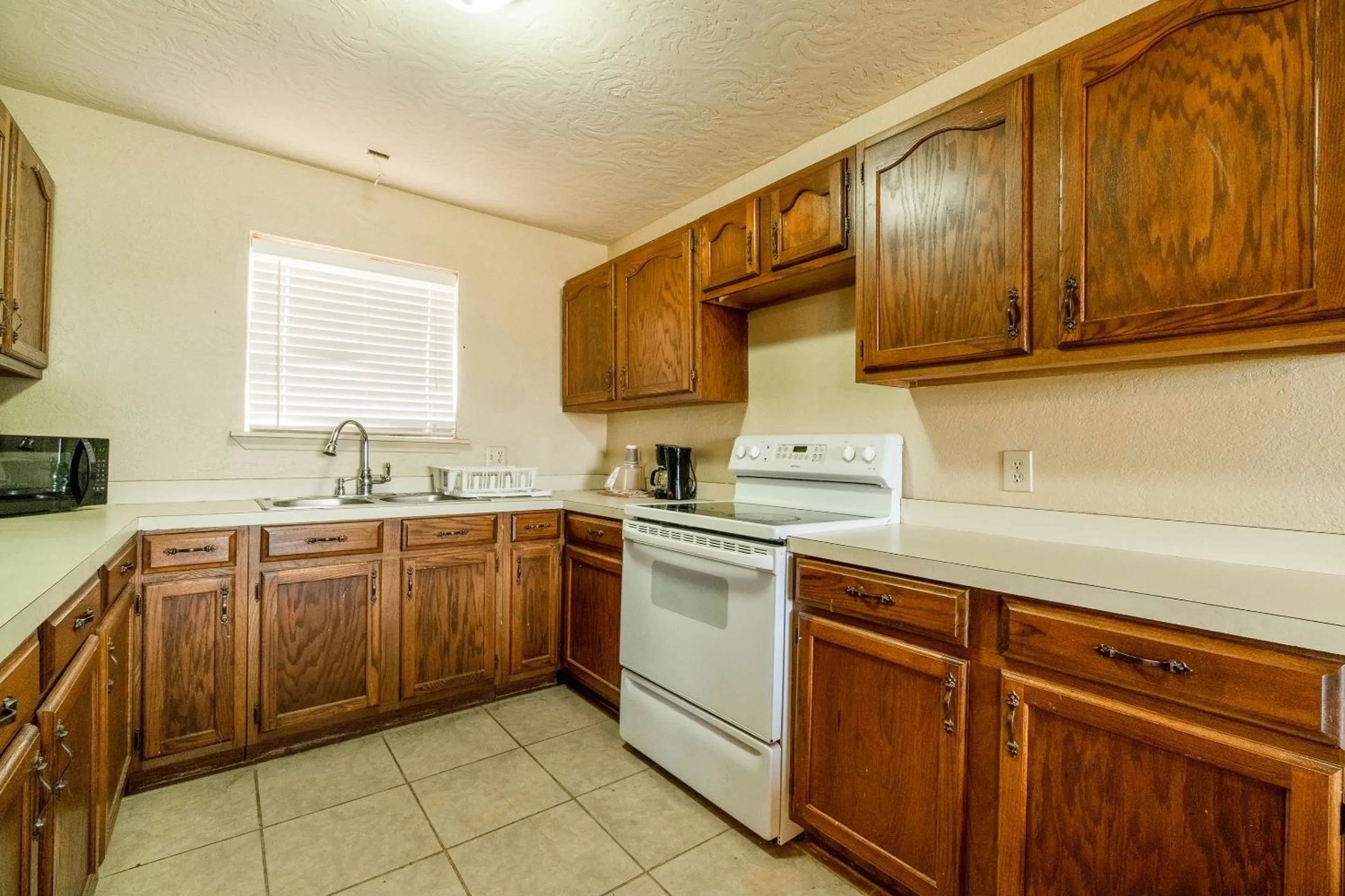 Kitchen or kitchenette in Stamford Inn By OYO