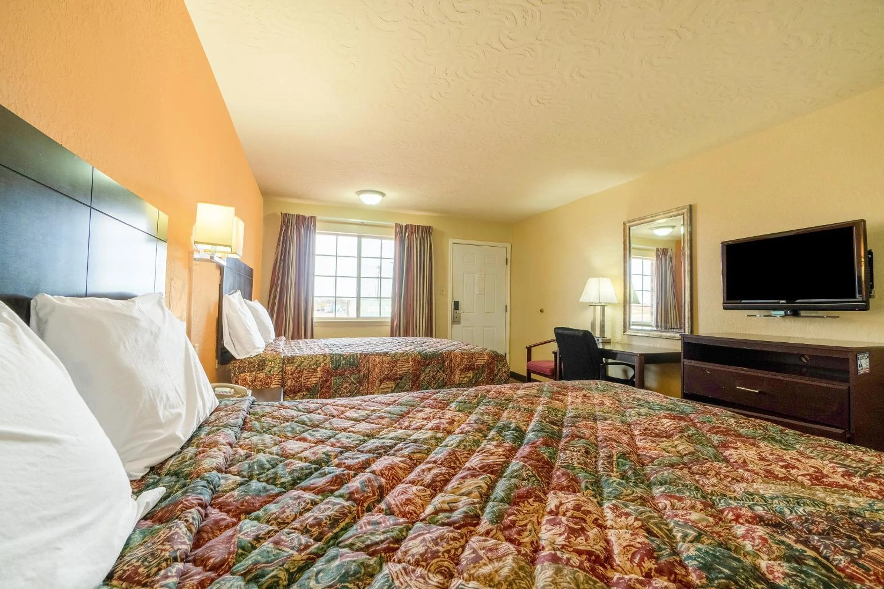 Bedroom in Stamford Inn By OYO