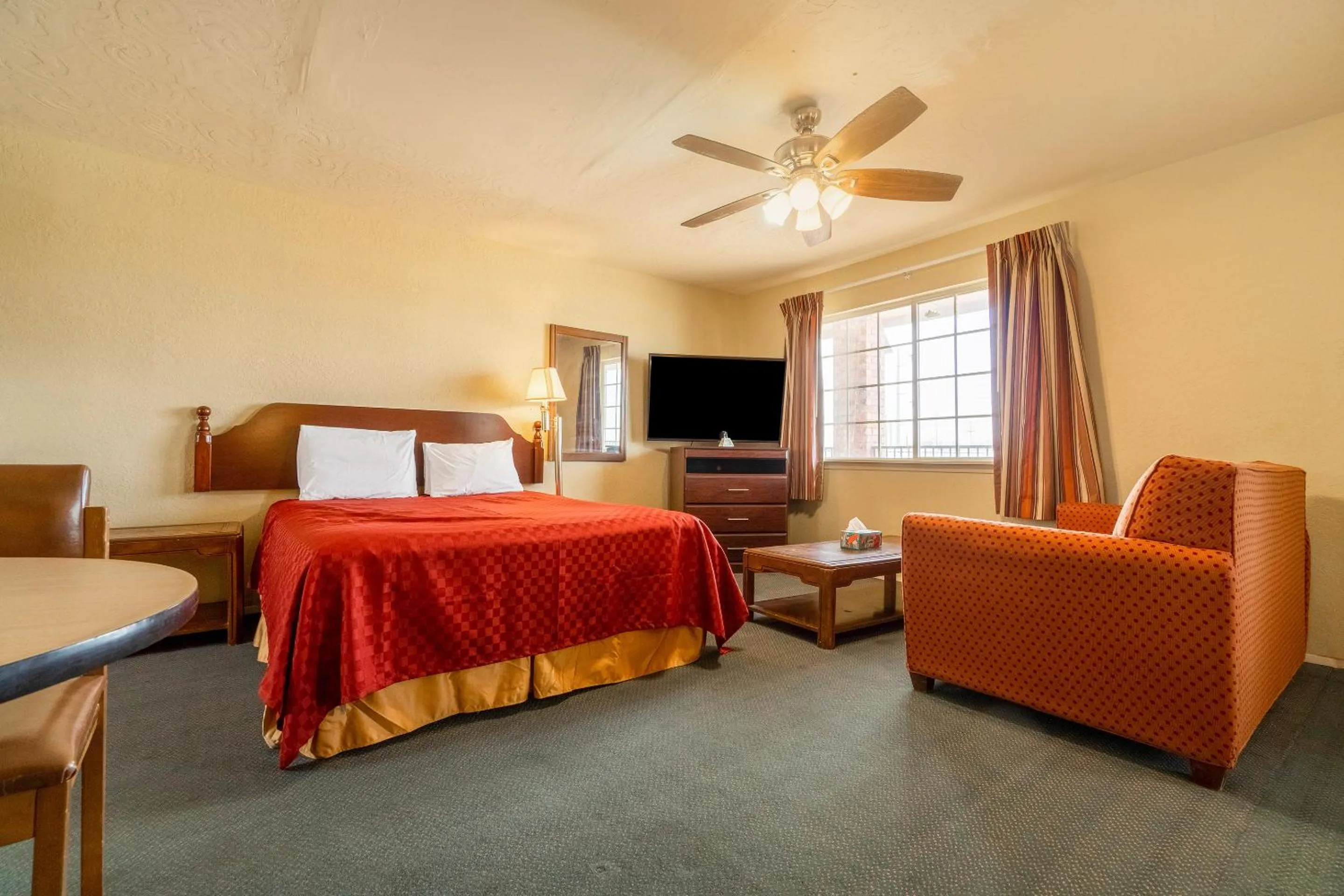 Bedroom in Stamford Inn By OYO