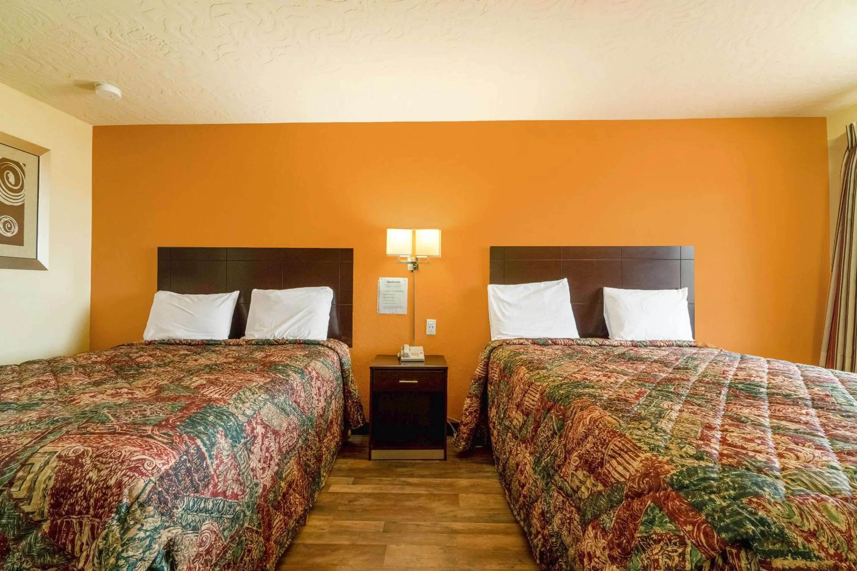 Bedroom in Stamford Inn By OYO