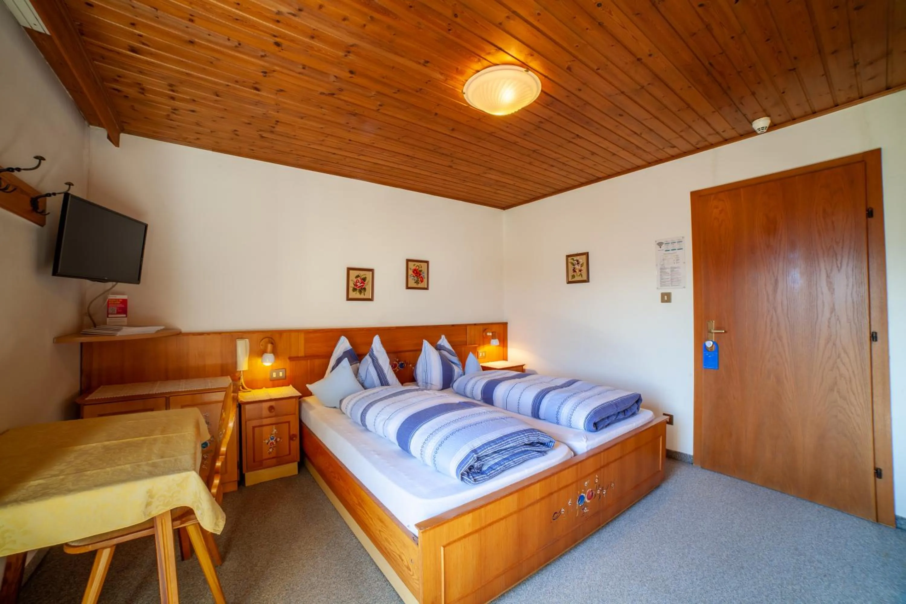 Photo of the whole room, Bed in Pension Kofler