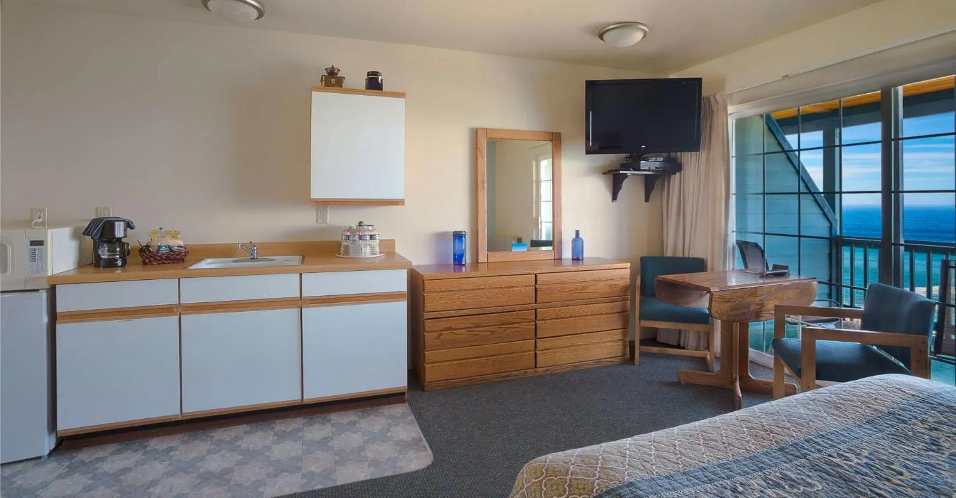 Bed in Inn of the Lost Coast