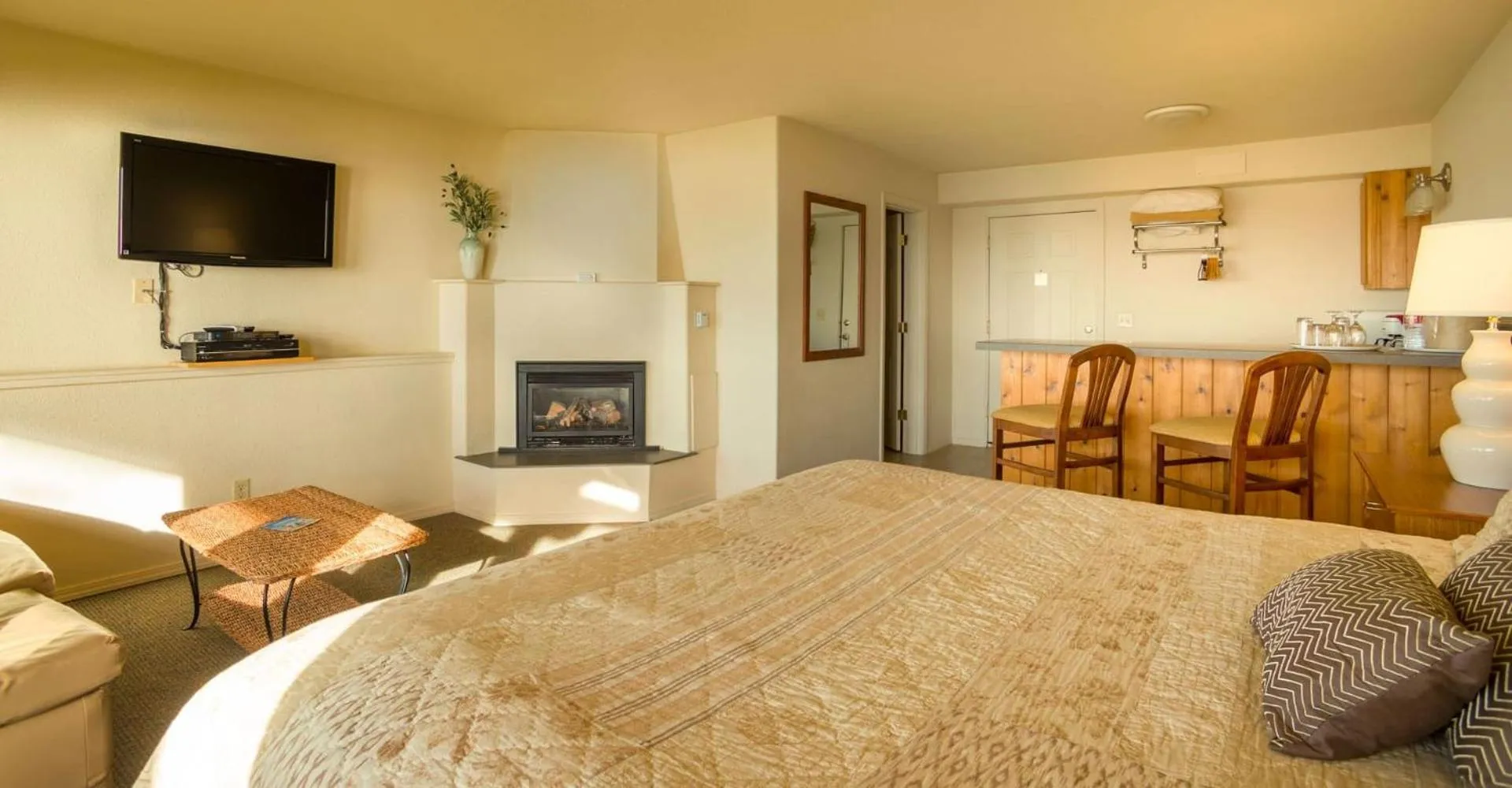 Photo of the whole room, Bed in Inn of the Lost Coast