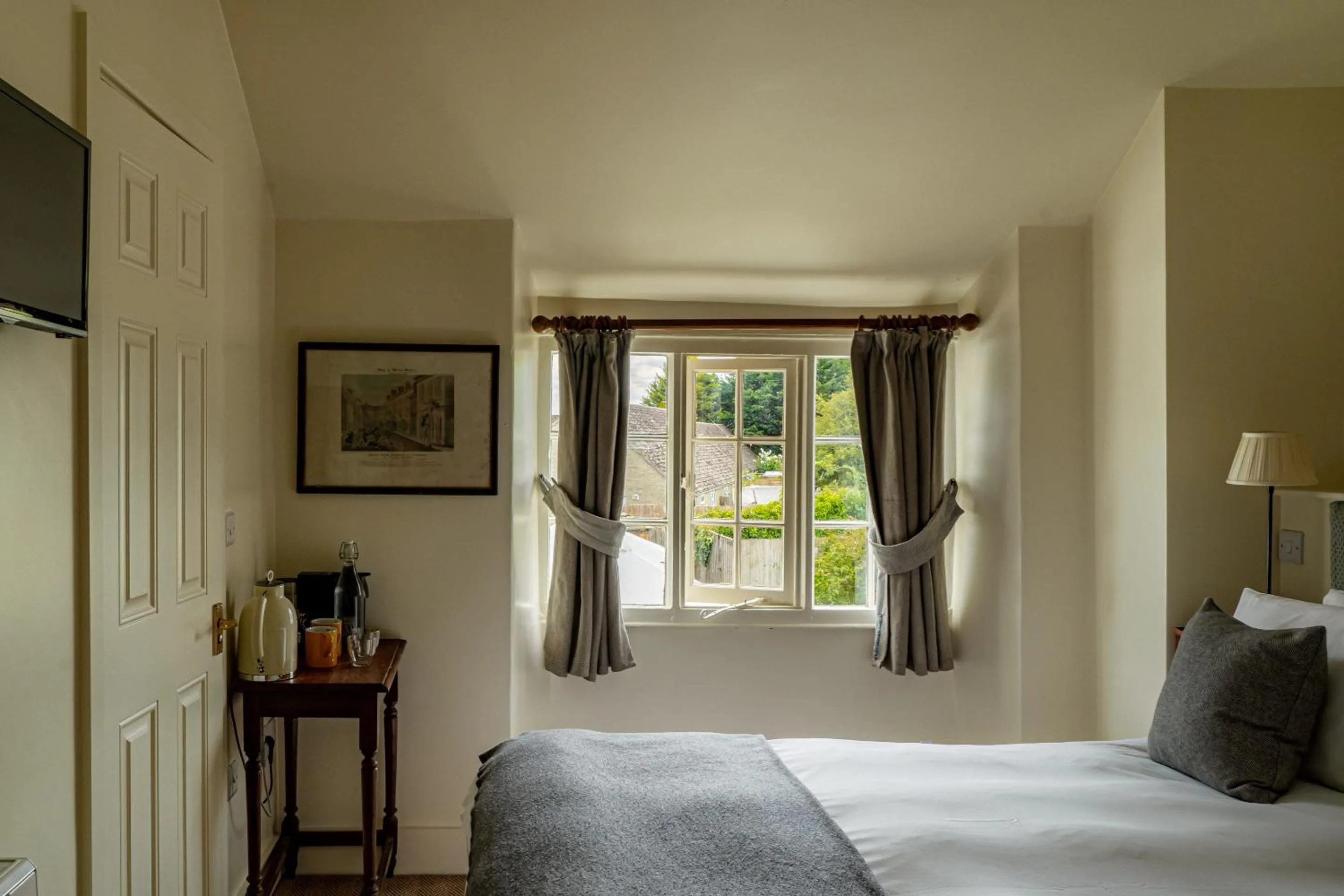 Bedroom, Bed in The Bell Inn