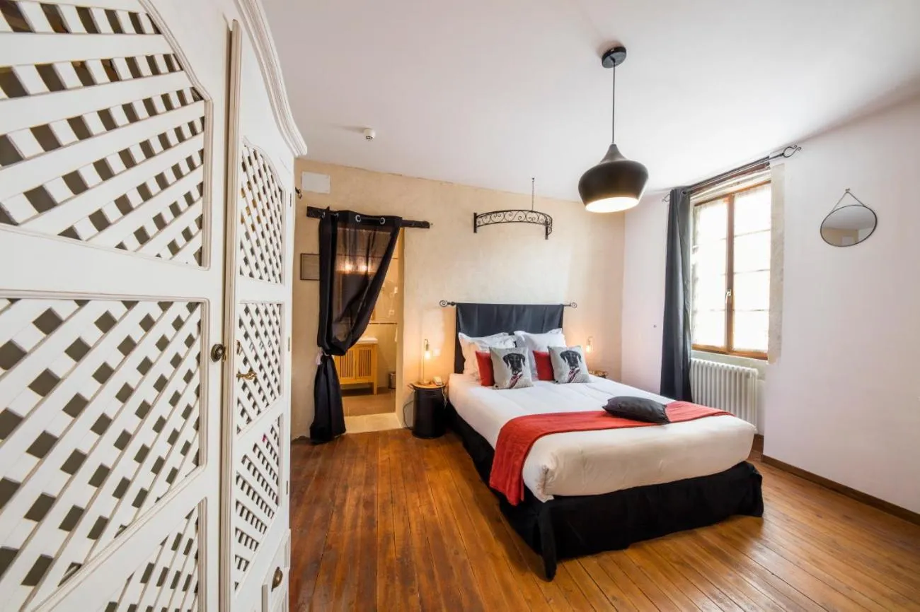 Photo of the whole room, Bed in L'Instant Sévigné