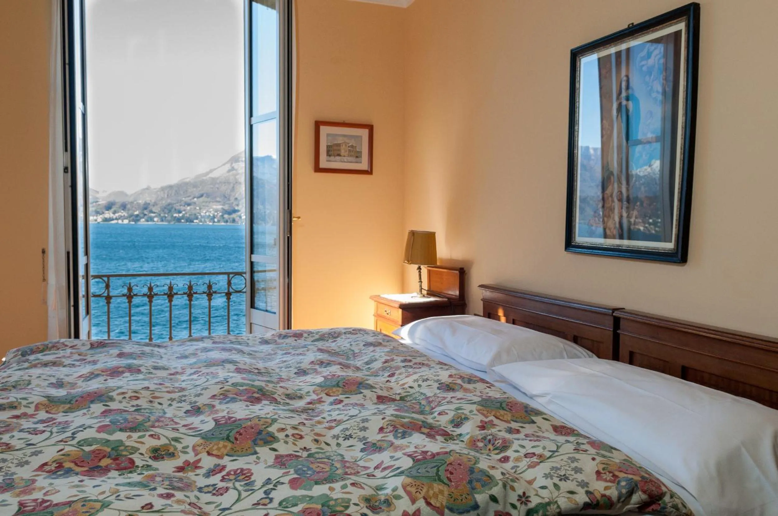 Lake view, Bed in Hotel Olivedo