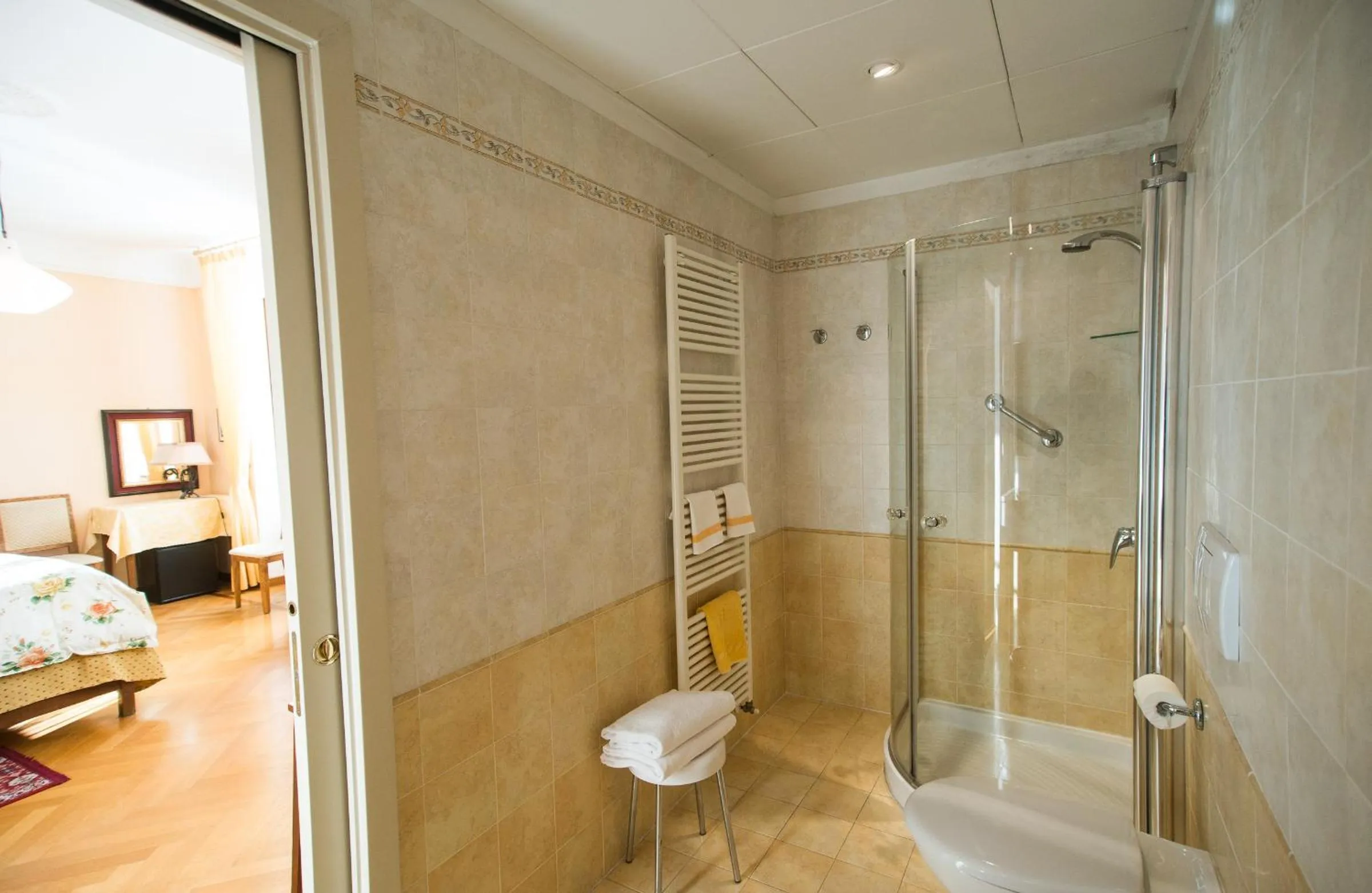 Shower in Hotel Olivedo