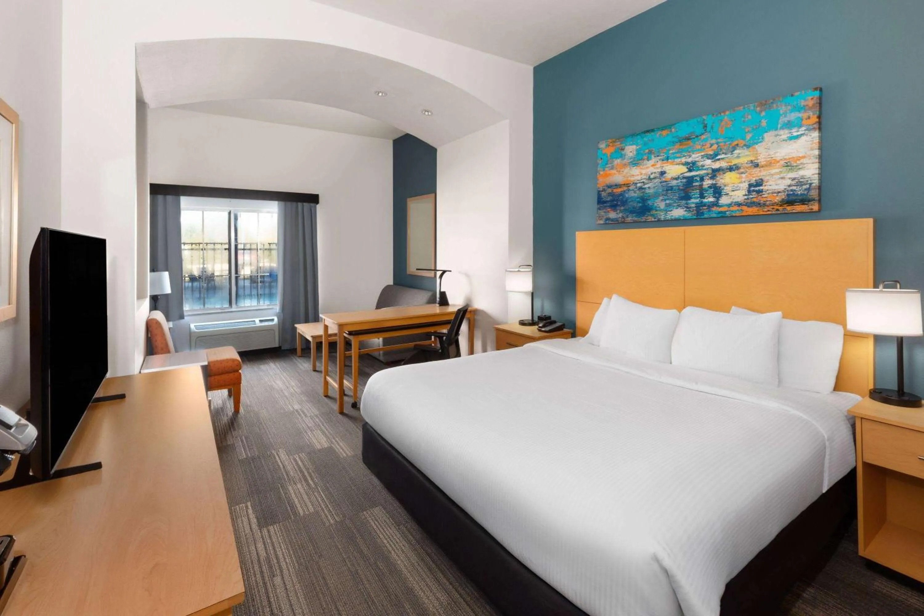 Photo of the whole room, Bed in La Quinta by Wyndham Austin NW/Lakeline Mall