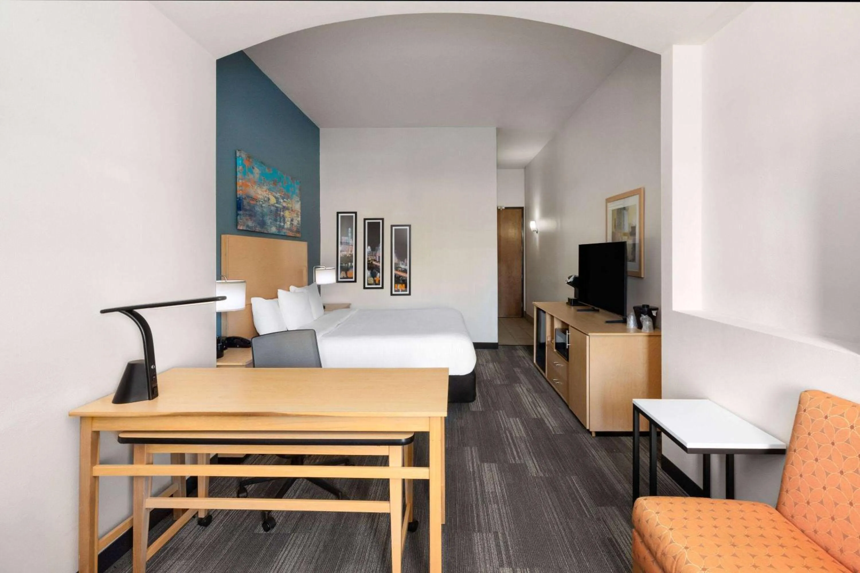 Photo of the whole room, Bed in La Quinta by Wyndham Austin NW/Lakeline Mall