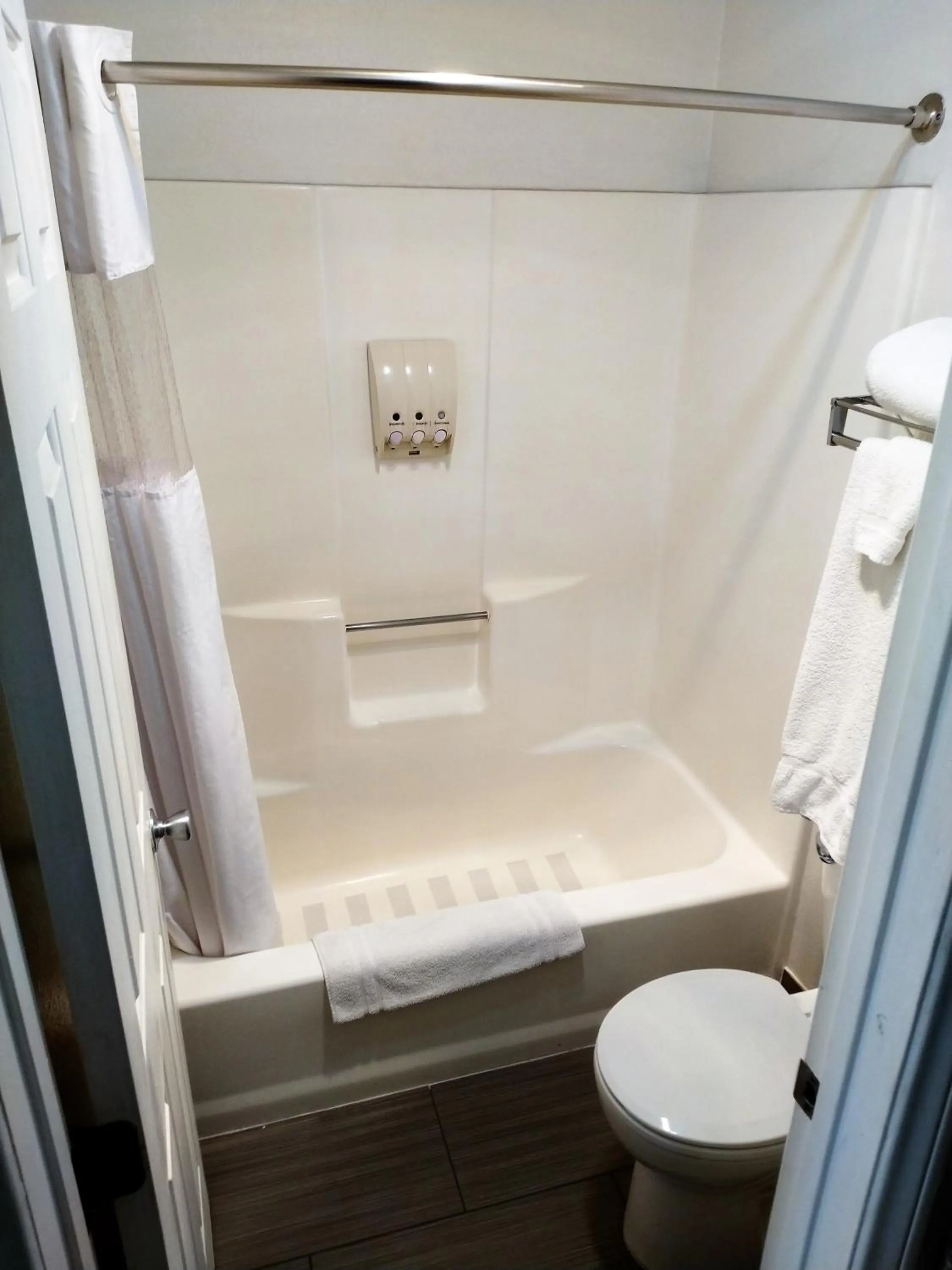 Shower in Rio Del Sol Inn Needles