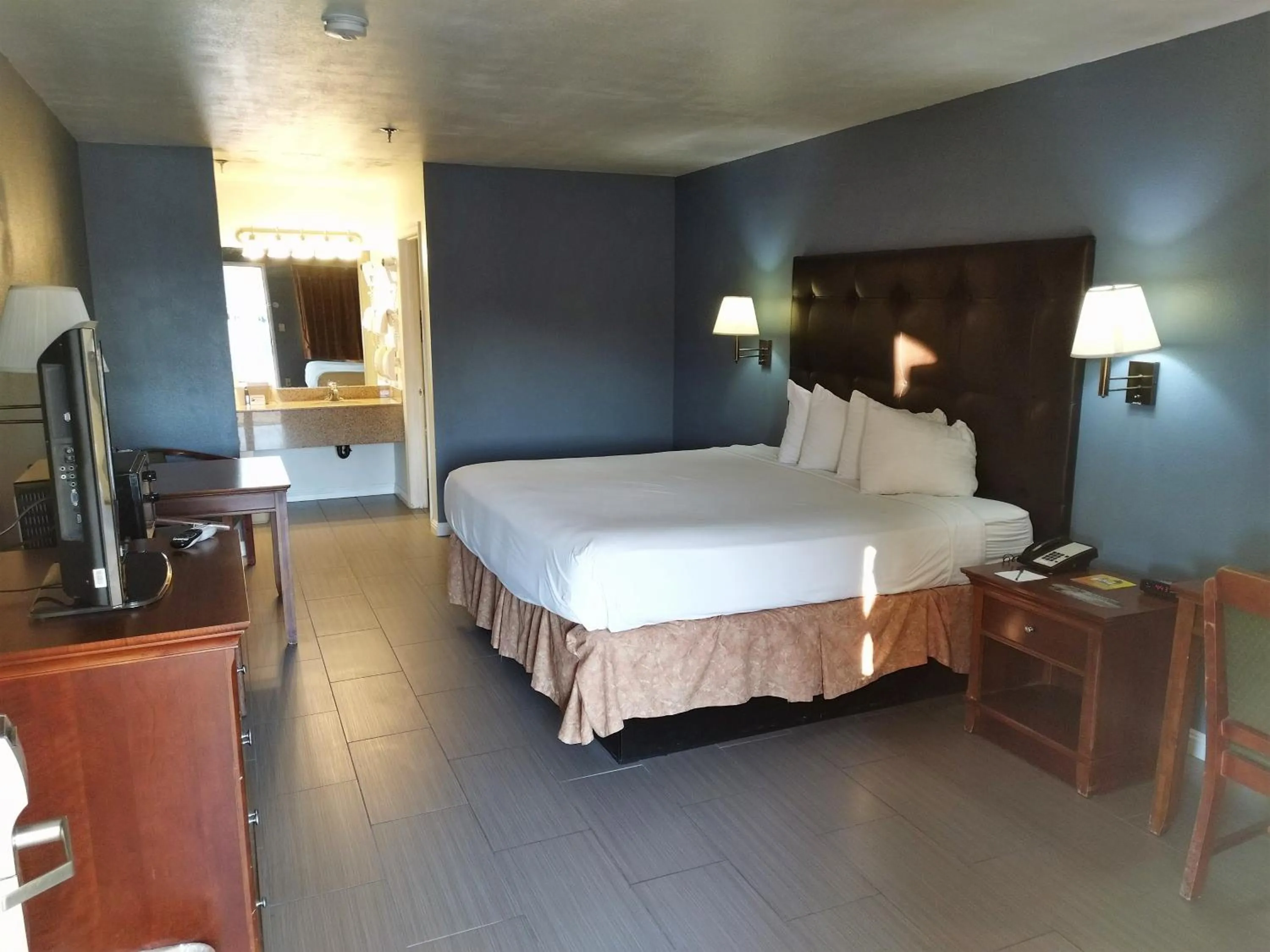 Bed in Rio Del Sol Inn Needles